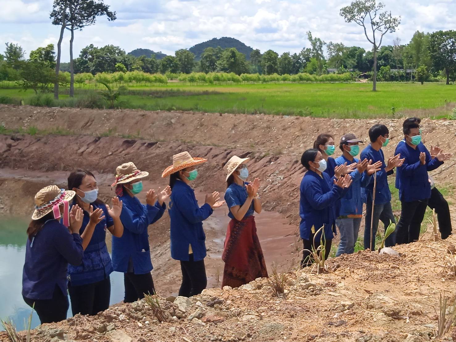พช. ฉะเชิงเทรา ดำเนินโครงการเสริมสร้างอุดมการณ์ในงานพัฒนาชุมชน จัดทำเพลงมาร์ชพัฒนาชุมชน ในบรรยากาศ โคก หนอง นา @ บ้านเนินน้อย อ. ท่าตะเกียบ ฉะเชิงเทรา