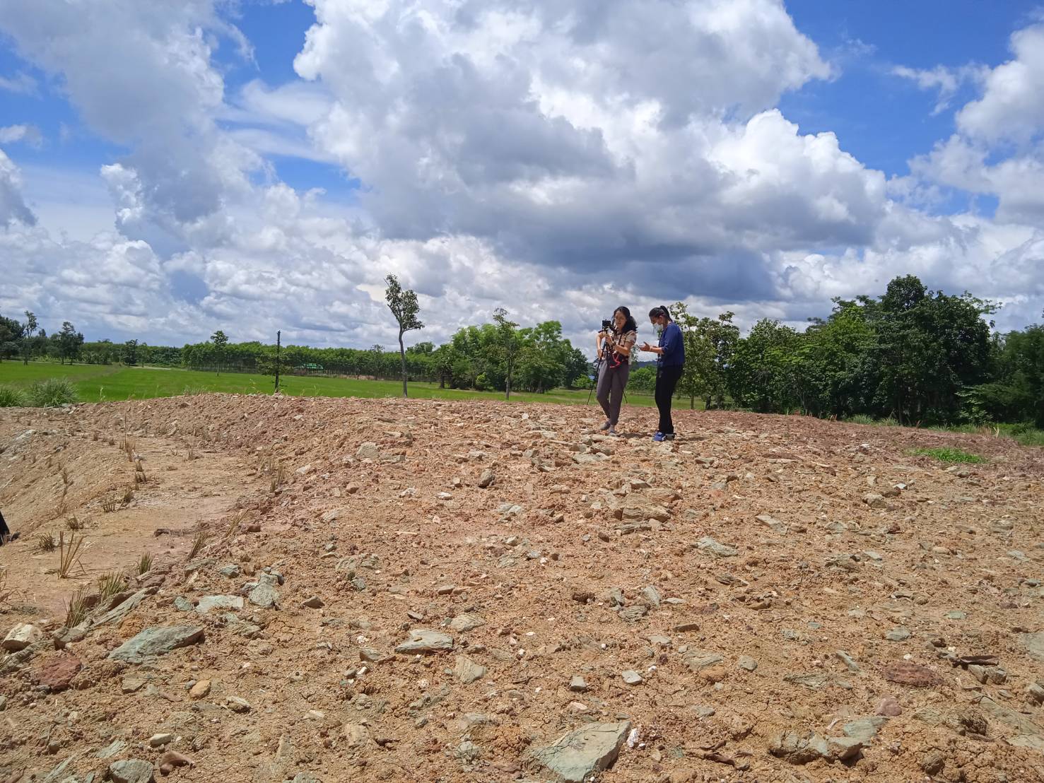 พช. ฉะเชิงเทรา ดำเนินโครงการเสริมสร้างอุดมการณ์ในงานพัฒนาชุมชน จัดทำเพลงมาร์ชพัฒนาชุมชน ในบรรยากาศ โคก หนอง นา @ บ้านเนินน้อย อ. ท่าตะเกียบ ฉะเชิงเทรา