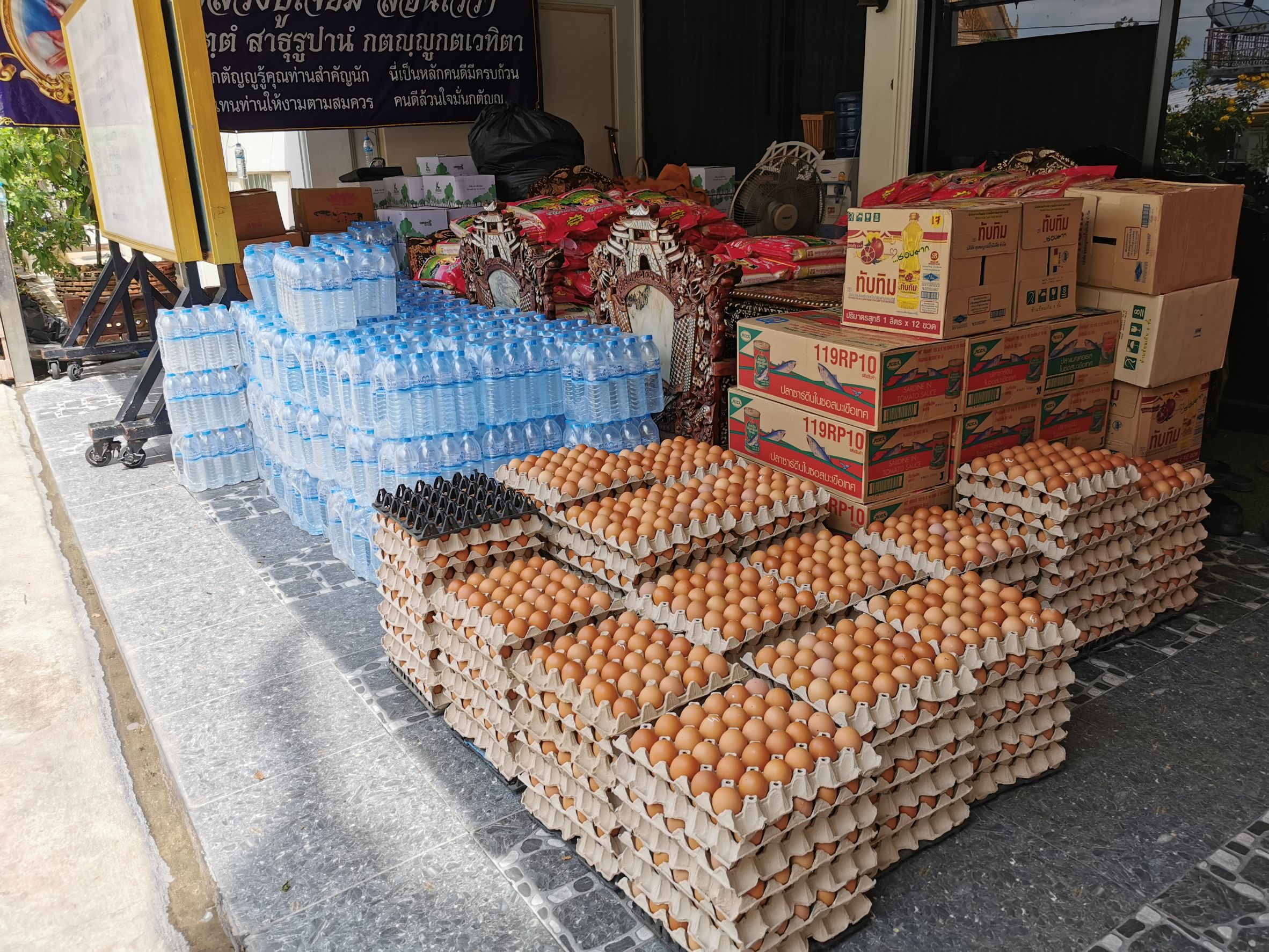 อธิบดีกรมการพัฒนาชุมชน มอบเครื่องอุปโภคบริโภค เพื่อช่วยเหลือผู้ได้รับผลกระทบจากสถานการณ์การแพร่ระบาดของโรคติดเชื้อไวรัสโคโรนา 2019 (COVID – 19)