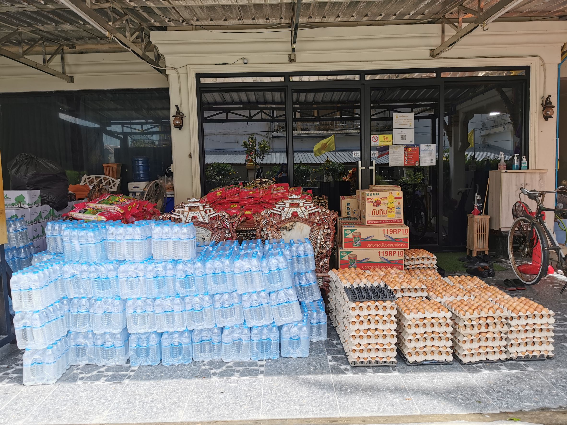 อธิบดีกรมการพัฒนาชุมชน มอบเครื่องอุปโภคบริโภค เพื่อช่วยเหลือผู้ได้รับผลกระทบจากสถานการณ์การแพร่ระบาดของโรคติดเชื้อไวรัสโคโรนา 2019 (COVID – 19)