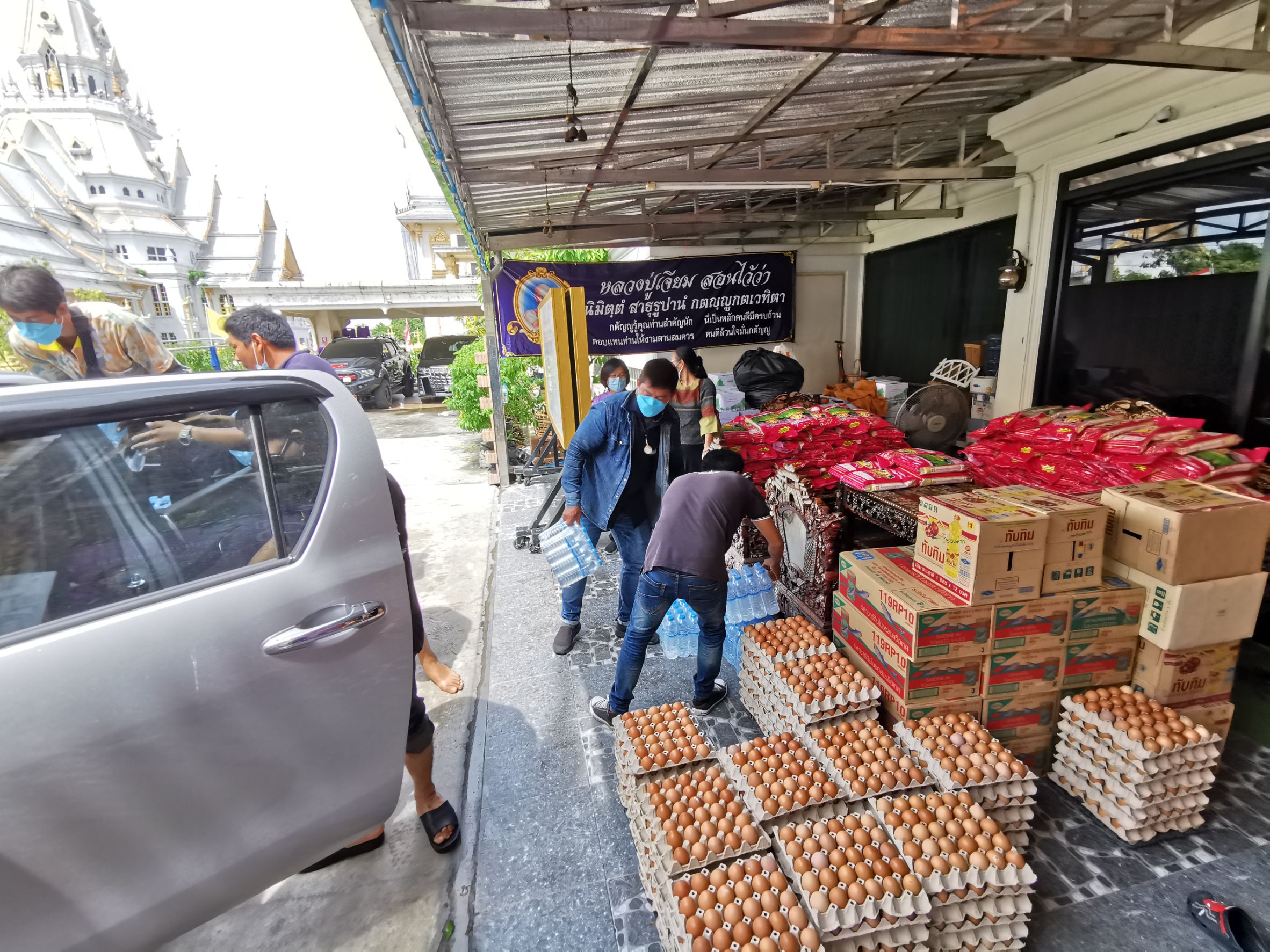 อธิบดีกรมการพัฒนาชุมชน มอบเครื่องอุปโภคบริโภค เพื่อช่วยเหลือผู้ได้รับผลกระทบจากสถานการณ์การแพร่ระบาดของโรคติดเชื้อไวรัสโคโรนา 2019 (COVID – 19)