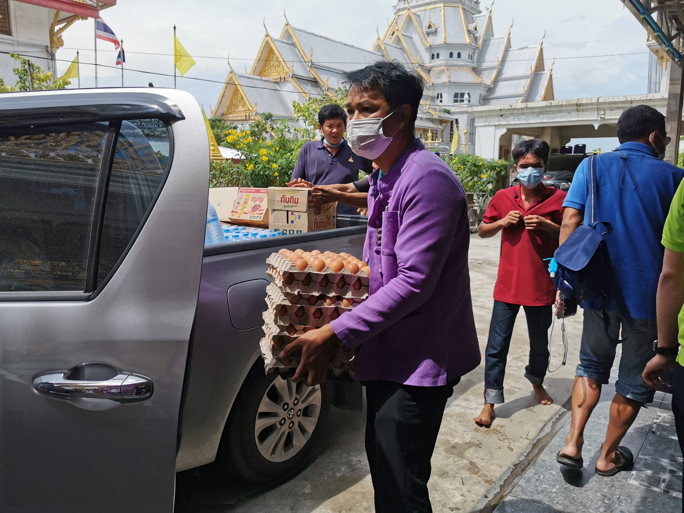 อธิบดีกรมการพัฒนาชุมชน มอบเครื่องอุปโภคบริโภค เพื่อช่วยเหลือผู้ได้รับผลกระทบจากสถานการณ์การแพร่ระบาดของโรคติดเชื้อไวรัสโคโรนา 2019 (COVID – 19)