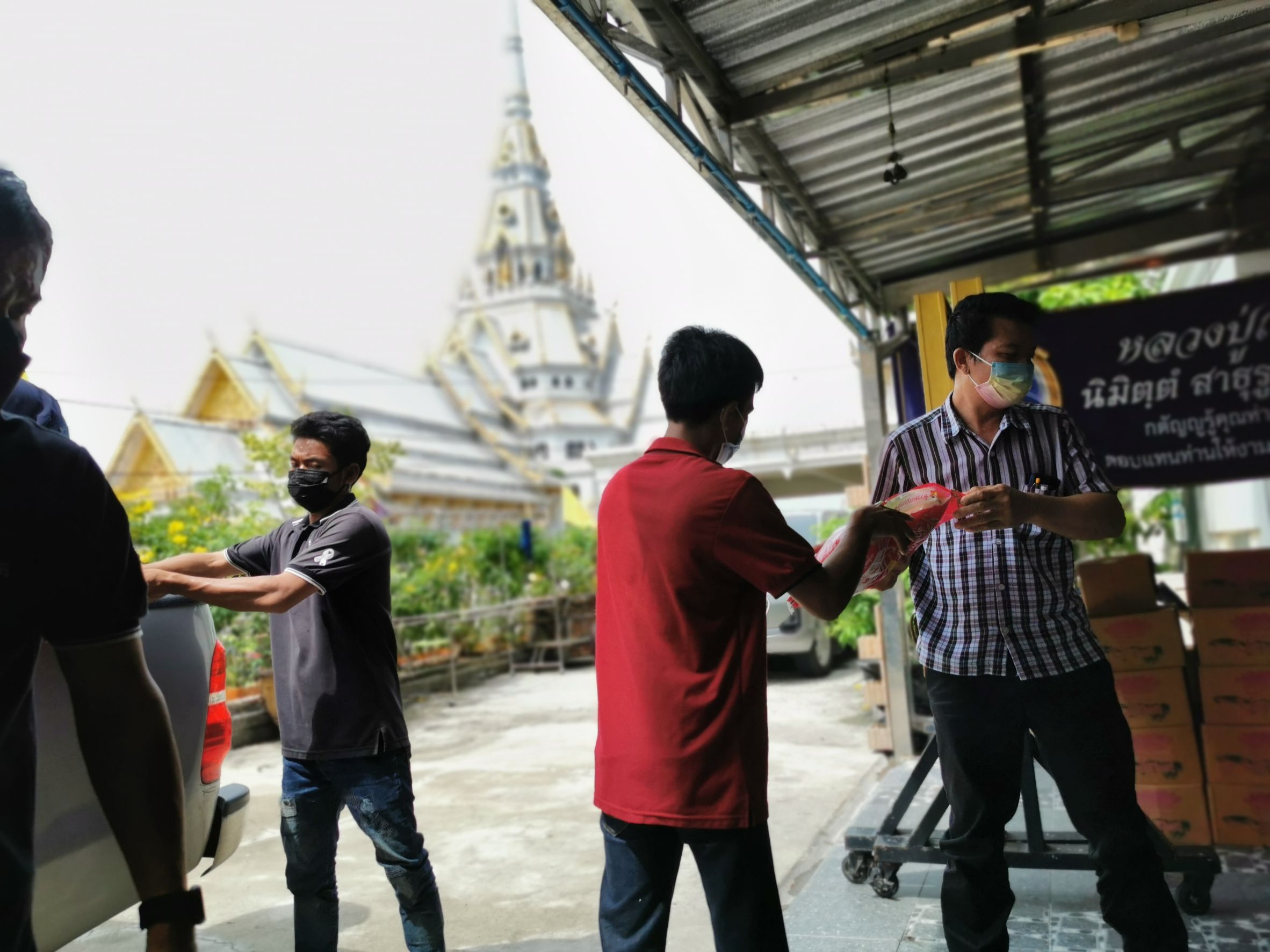 อธิบดีกรมการพัฒนาชุมชน มอบเครื่องอุปโภคบริโภค เพื่อช่วยเหลือผู้ได้รับผลกระทบจากสถานการณ์การแพร่ระบาดของโรคติดเชื้อไวรัสโคโรนา 2019 (COVID – 19)