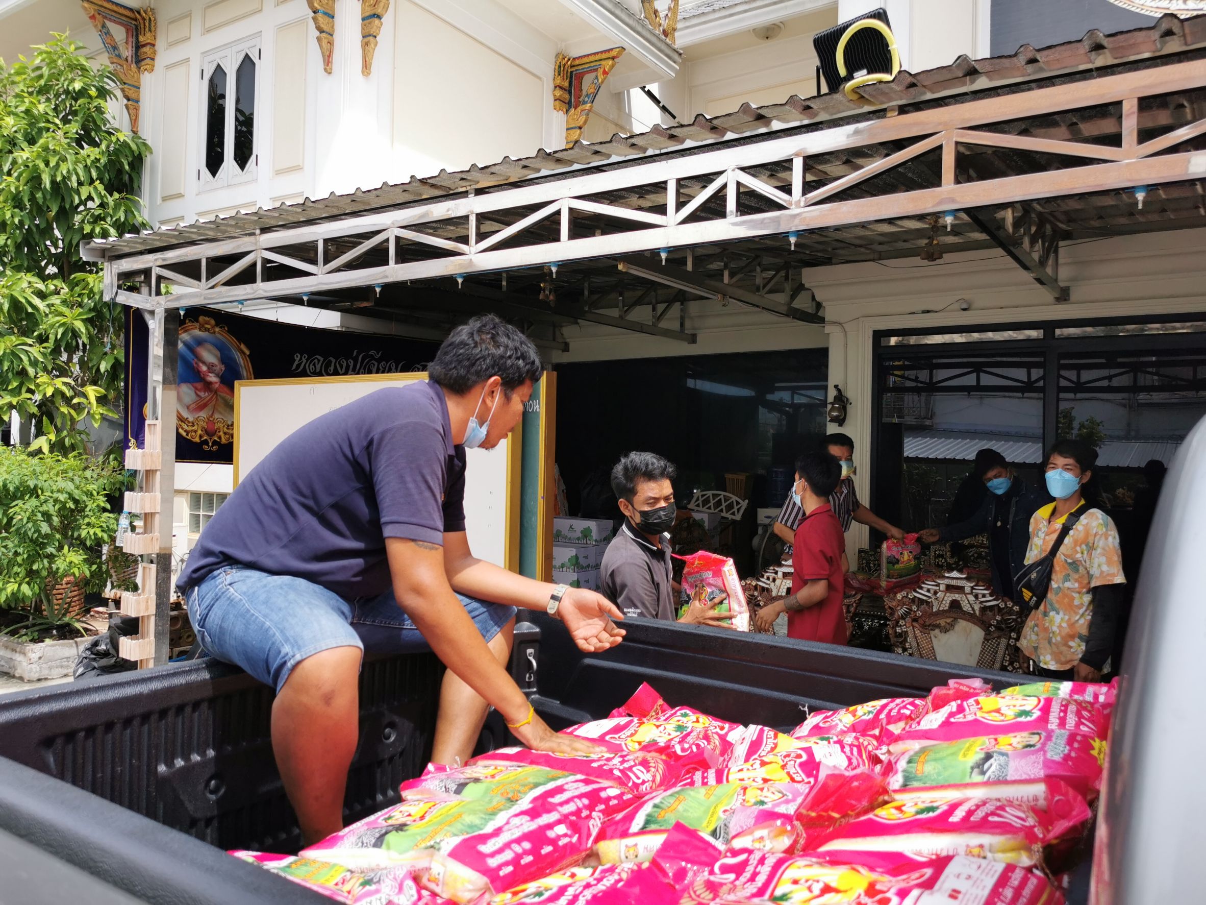 อธิบดีกรมการพัฒนาชุมชน มอบเครื่องอุปโภคบริโภค เพื่อช่วยเหลือผู้ได้รับผลกระทบจากสถานการณ์การแพร่ระบาดของโรคติดเชื้อไวรัสโคโรนา 2019 (COVID – 19)