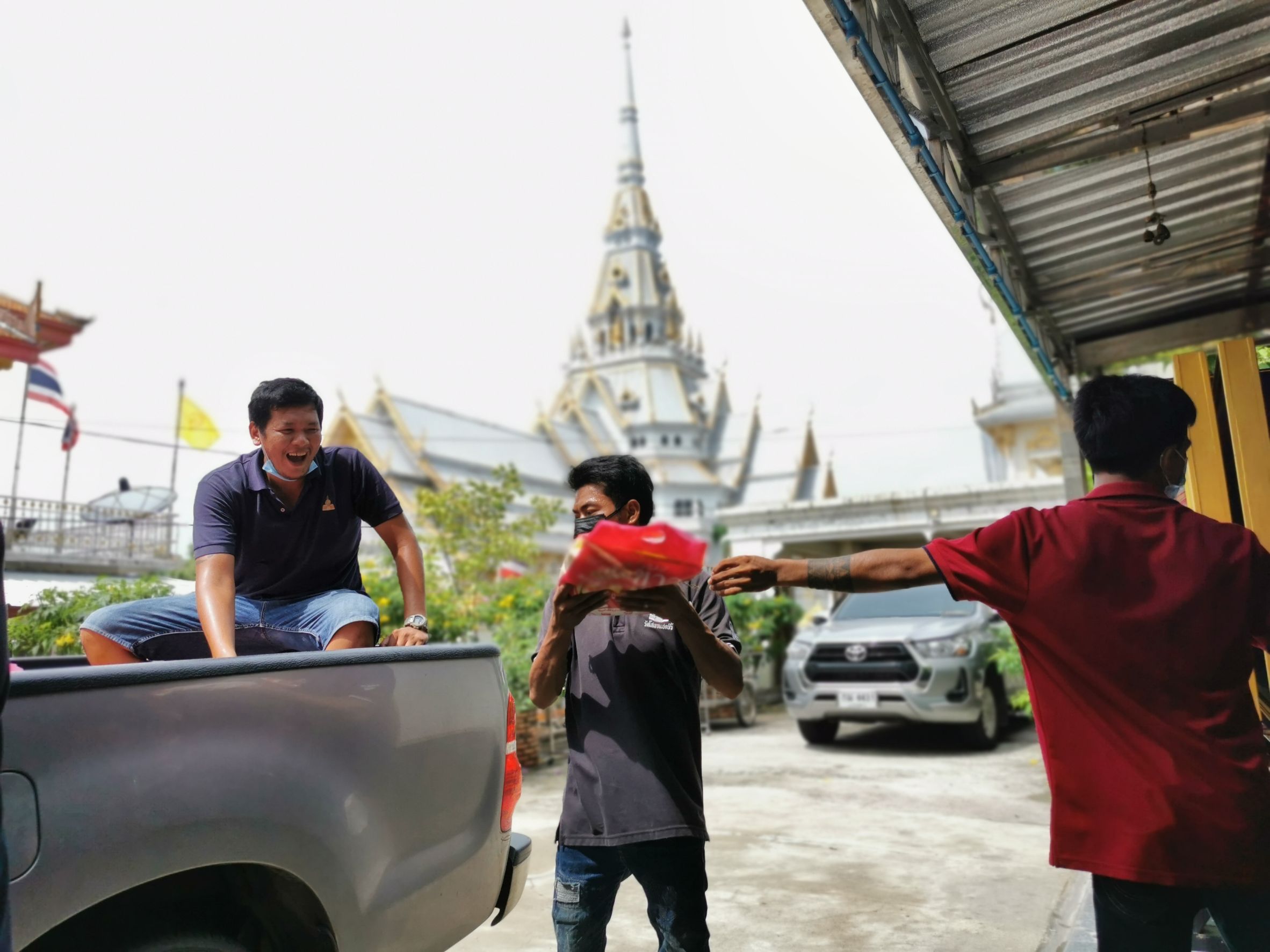 อธิบดีกรมการพัฒนาชุมชน มอบเครื่องอุปโภคบริโภค เพื่อช่วยเหลือผู้ได้รับผลกระทบจากสถานการณ์การแพร่ระบาดของโรคติดเชื้อไวรัสโคโรนา 2019 (COVID – 19)