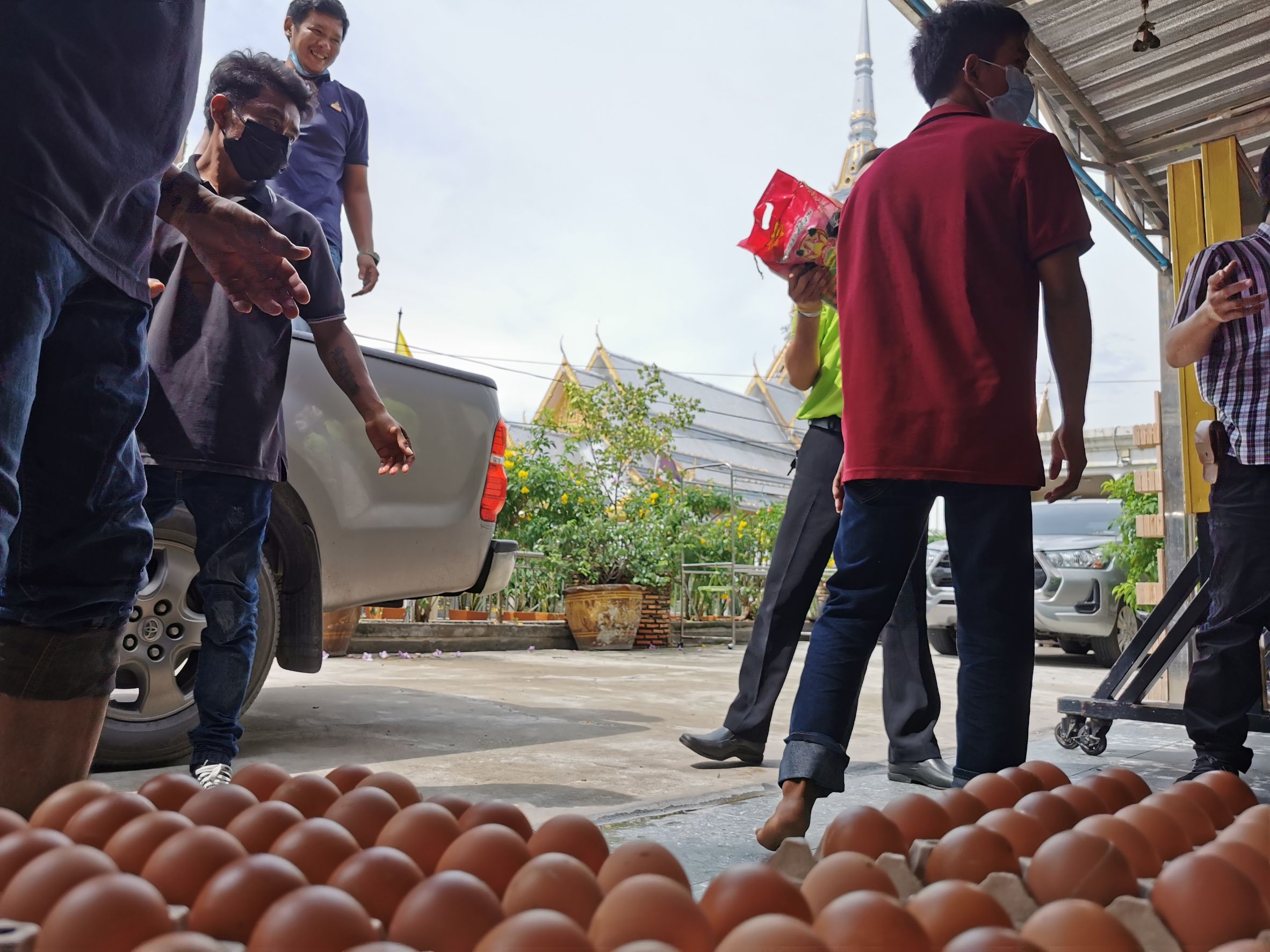 อธิบดีกรมการพัฒนาชุมชน มอบเครื่องอุปโภคบริโภค เพื่อช่วยเหลือผู้ได้รับผลกระทบจากสถานการณ์การแพร่ระบาดของโรคติดเชื้อไวรัสโคโรนา 2019 (COVID – 19)