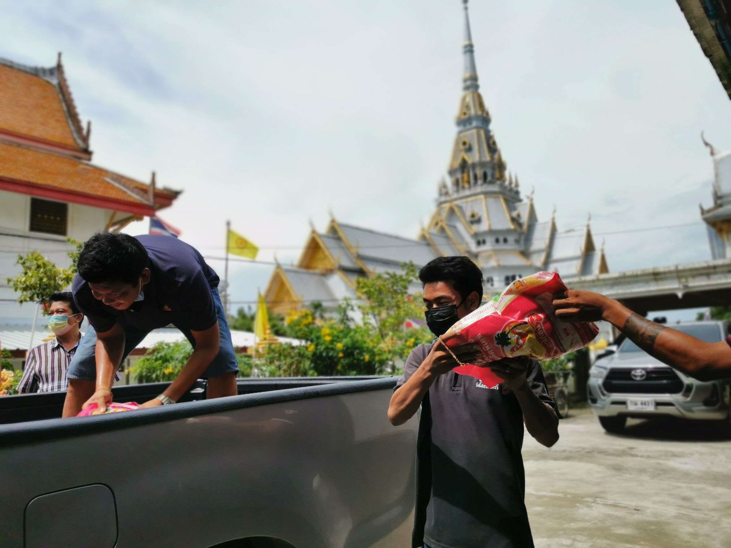 อธิบดีกรมการพัฒนาชุมชน มอบเครื่องอุปโภคบริโภค เพื่อช่วยเหลือผู้ได้รับผลกระทบจากสถานการณ์การแพร่ระบาดของโรคติดเชื้อไวรัสโคโรนา 2019 (COVID – 19)