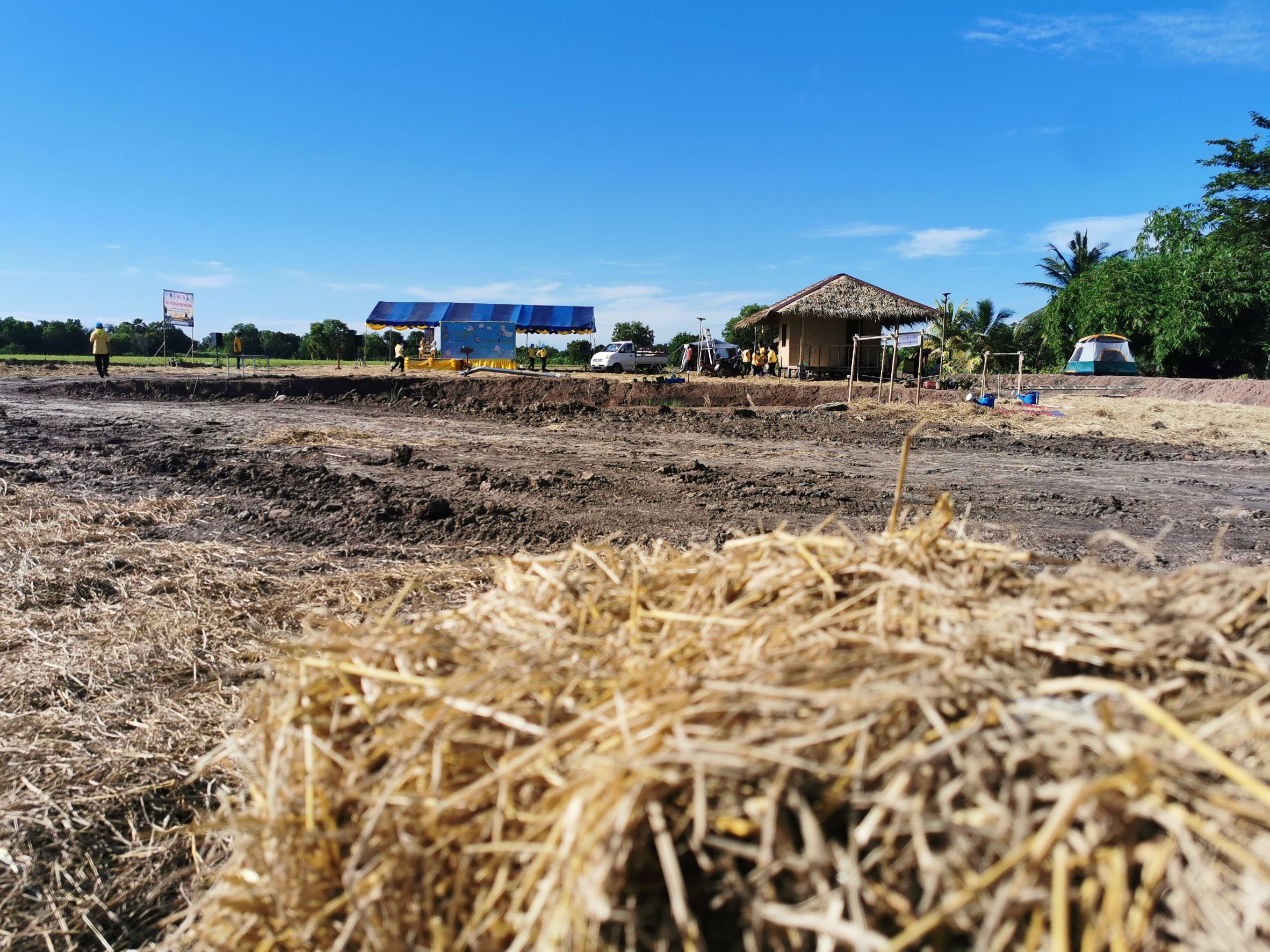 พช.ฉะเชิงเทรา  จัดกิจกรรม “จิตอาสาพัฒนาชุมชนเอามื้อสามัคคี” เพื่อน้อมรำลึกถึงพระมหากรุณาธิคุณ พระบาทสมเด็จพระบรมชนกาธิเบศร มหาภูมิพลอดุลยเดชมหาราช บรมนาถบพิตร และสำนึกในพระมหากรุณาธิคุณพระบาทสมเด็จ พระวชิรเกล้าเจ้าอยู่หัว