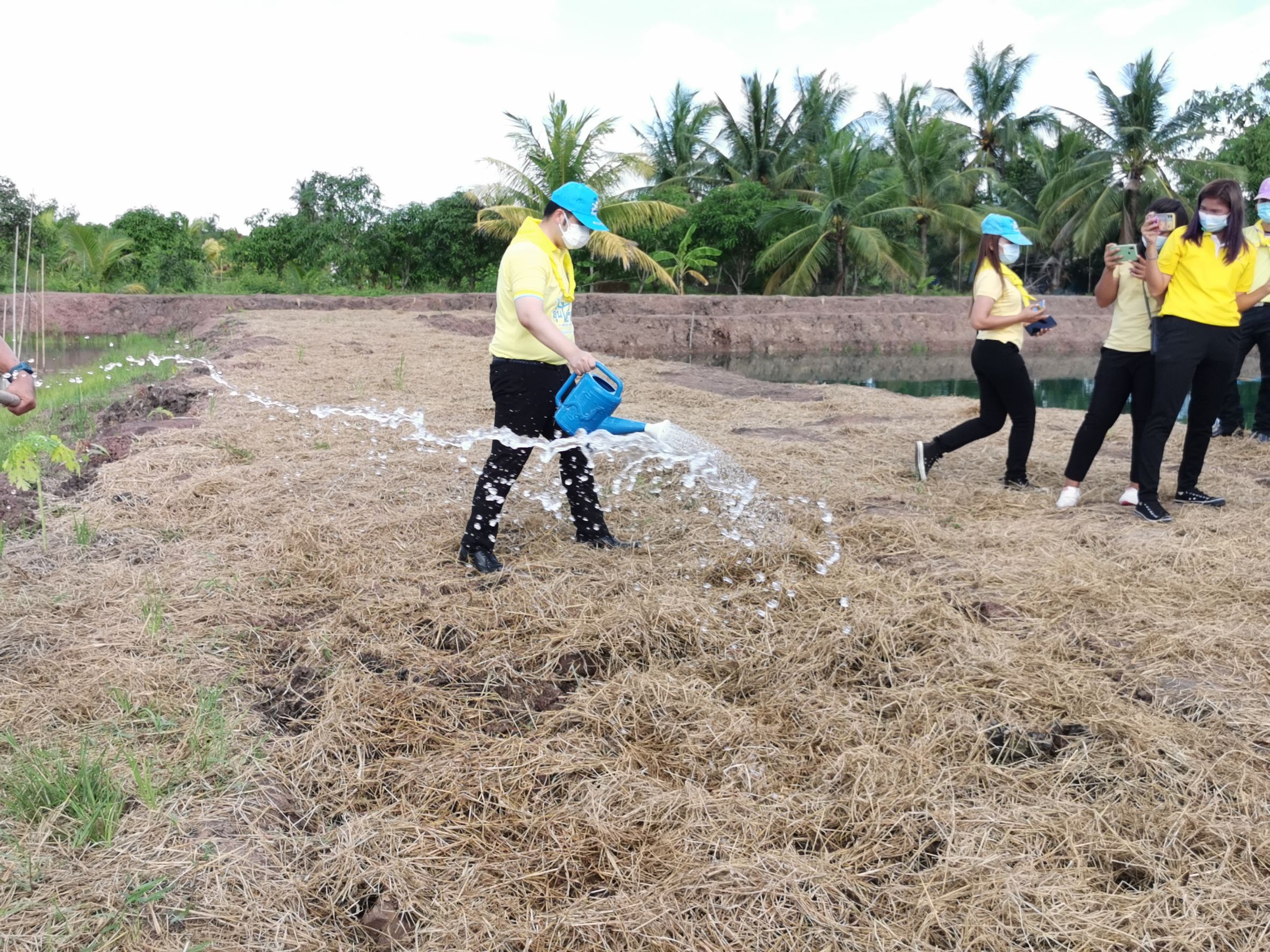 พช.ฉะเชิงเทรา  จัดกิจกรรม “จิตอาสาพัฒนาชุมชนเอามื้อสามัคคี” เพื่อน้อมรำลึกถึงพระมหากรุณาธิคุณ พระบาทสมเด็จพระบรมชนกาธิเบศร มหาภูมิพลอดุลยเดชมหาราช บรมนาถบพิตร และสำนึกในพระมหากรุณาธิคุณพระบาทสมเด็จ พระวชิรเกล้าเจ้าอยู่หัว