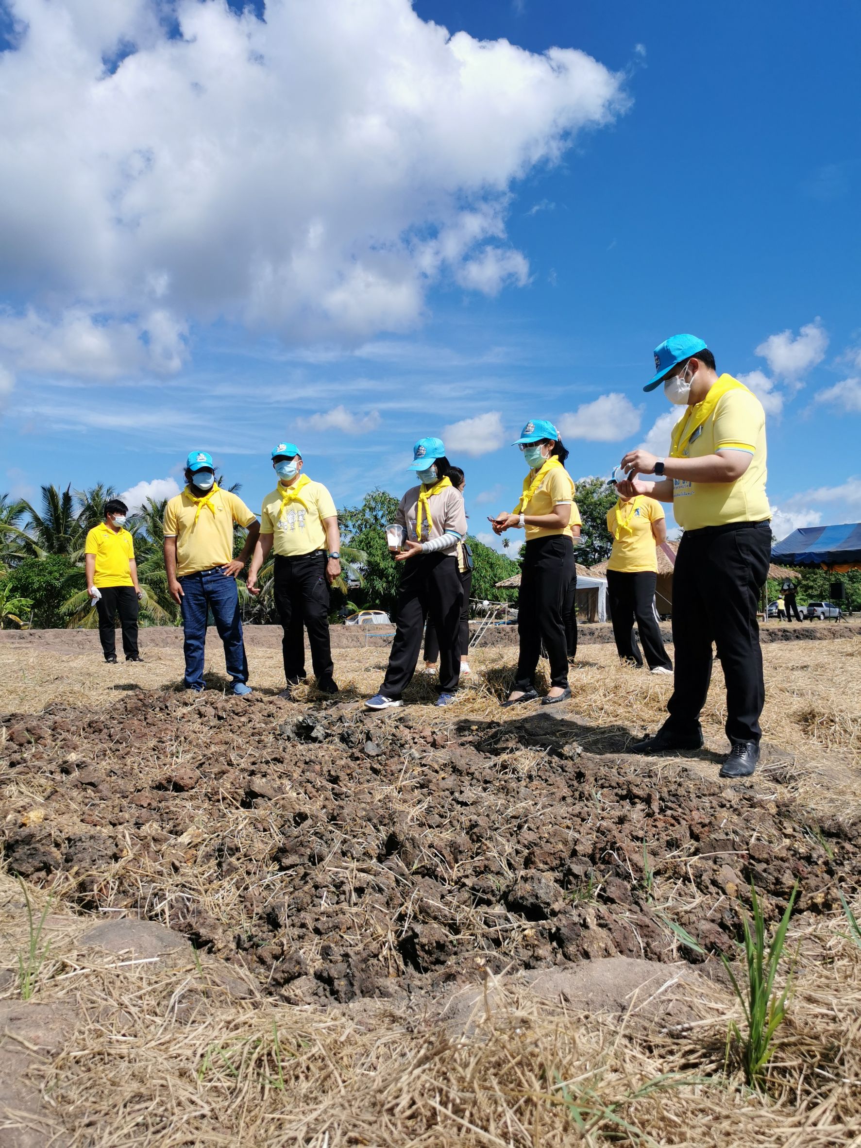 พช.ฉะเชิงเทรา  จัดกิจกรรม “จิตอาสาพัฒนาชุมชนเอามื้อสามัคคี” เพื่อน้อมรำลึกถึงพระมหากรุณาธิคุณ พระบาทสมเด็จพระบรมชนกาธิเบศร มหาภูมิพลอดุลยเดชมหาราช บรมนาถบพิตร และสำนึกในพระมหากรุณาธิคุณพระบาทสมเด็จ พระวชิรเกล้าเจ้าอยู่หัว