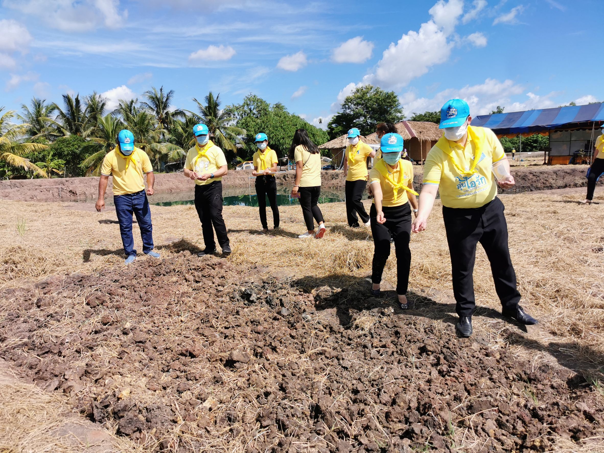 พช.ฉะเชิงเทรา  จัดกิจกรรม “จิตอาสาพัฒนาชุมชนเอามื้อสามัคคี” เพื่อน้อมรำลึกถึงพระมหากรุณาธิคุณ พระบาทสมเด็จพระบรมชนกาธิเบศร มหาภูมิพลอดุลยเดชมหาราช บรมนาถบพิตร และสำนึกในพระมหากรุณาธิคุณพระบาทสมเด็จ พระวชิรเกล้าเจ้าอยู่หัว
