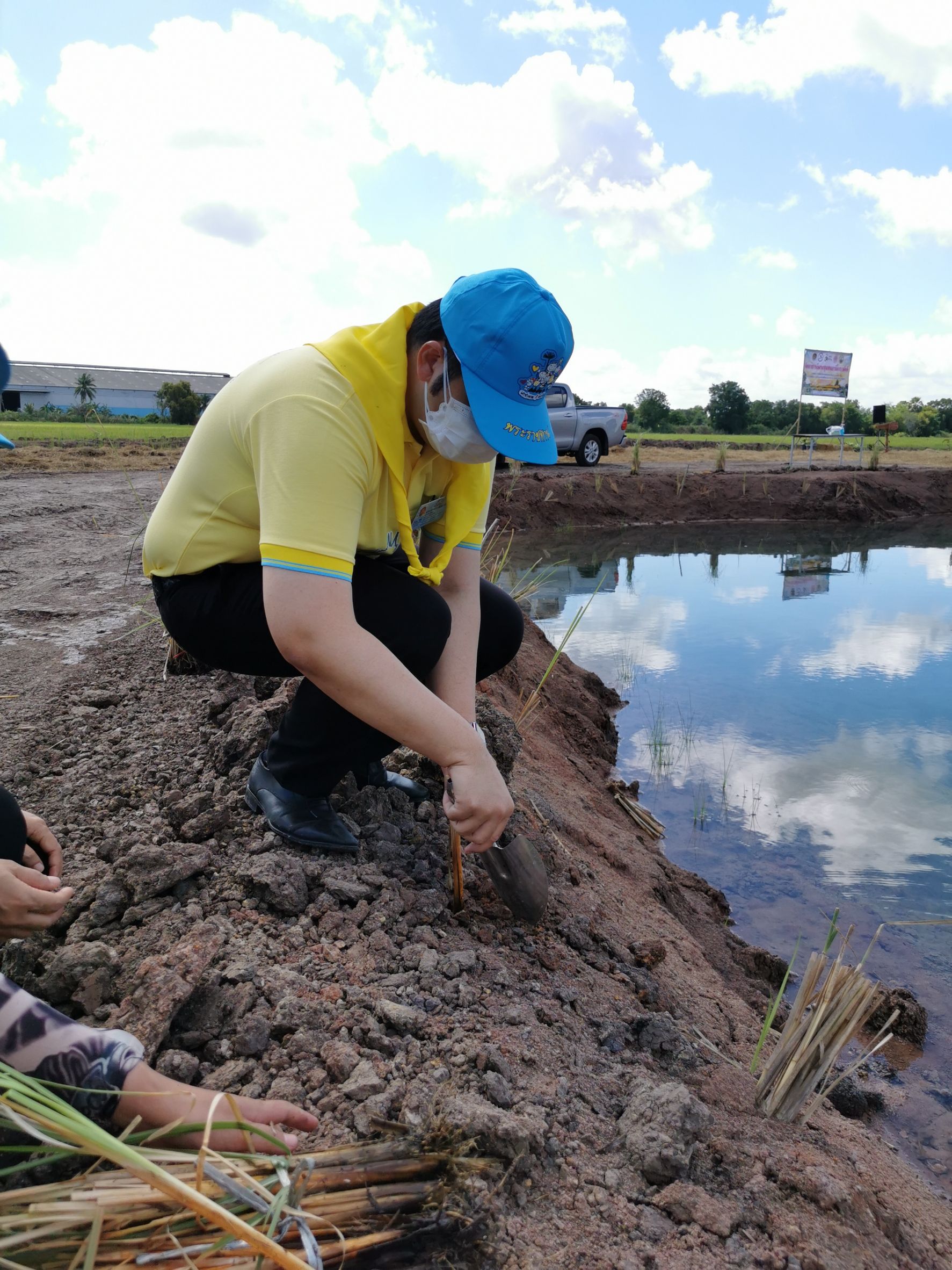 พช.ฉะเชิงเทรา  จัดกิจกรรม “จิตอาสาพัฒนาชุมชนเอามื้อสามัคคี” เพื่อน้อมรำลึกถึงพระมหากรุณาธิคุณ พระบาทสมเด็จพระบรมชนกาธิเบศร มหาภูมิพลอดุลยเดชมหาราช บรมนาถบพิตร และสำนึกในพระมหากรุณาธิคุณพระบาทสมเด็จ พระวชิรเกล้าเจ้าอยู่หัว