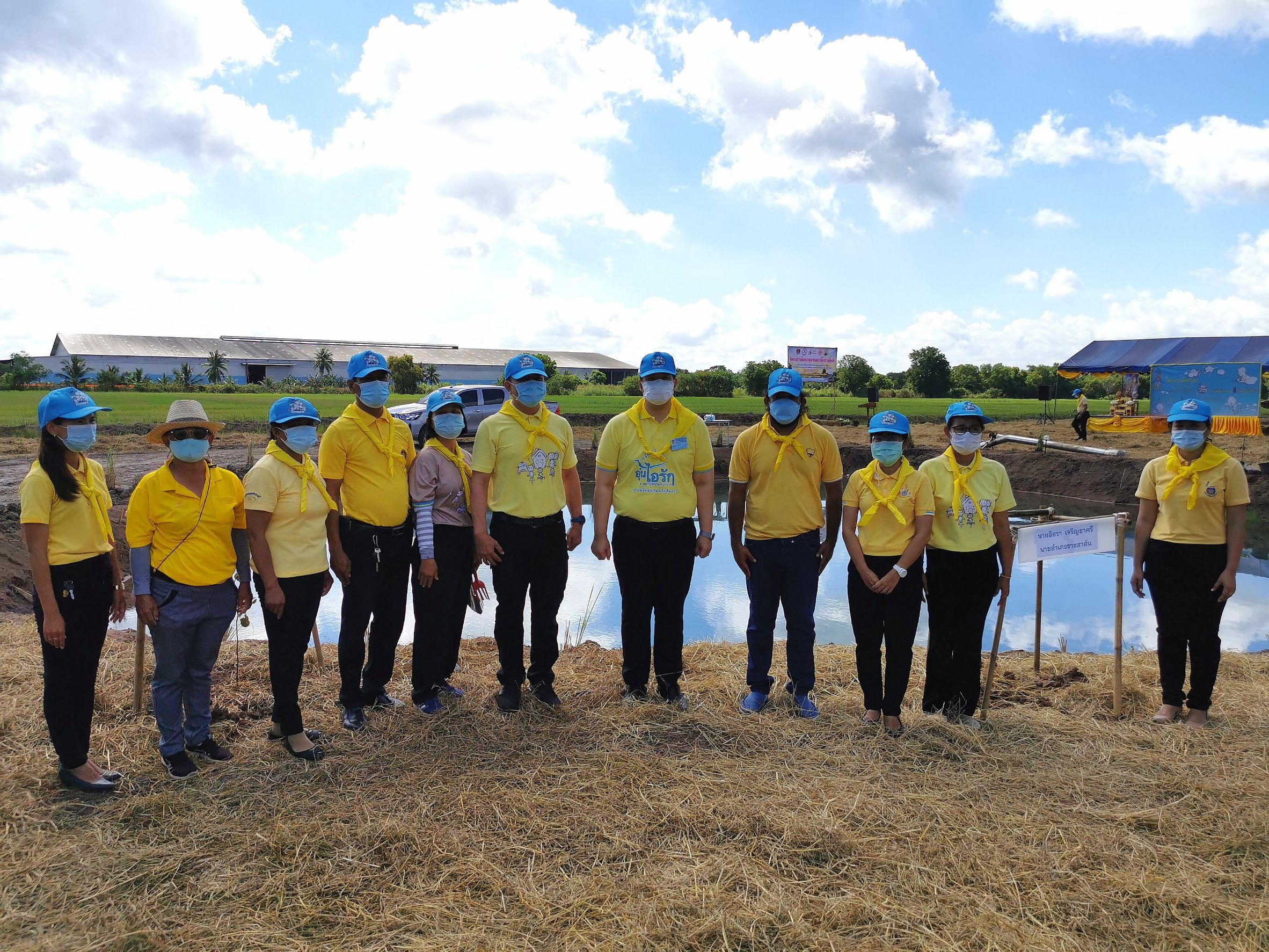 พช.ฉะเชิงเทรา  จัดกิจกรรม “จิตอาสาพัฒนาชุมชนเอามื้อสามัคคี” เพื่อน้อมรำลึกถึงพระมหากรุณาธิคุณ พระบาทสมเด็จพระบรมชนกาธิเบศร มหาภูมิพลอดุลยเดชมหาราช บรมนาถบพิตร และสำนึกในพระมหากรุณาธิคุณพระบาทสมเด็จ พระวชิรเกล้าเจ้าอยู่หัว