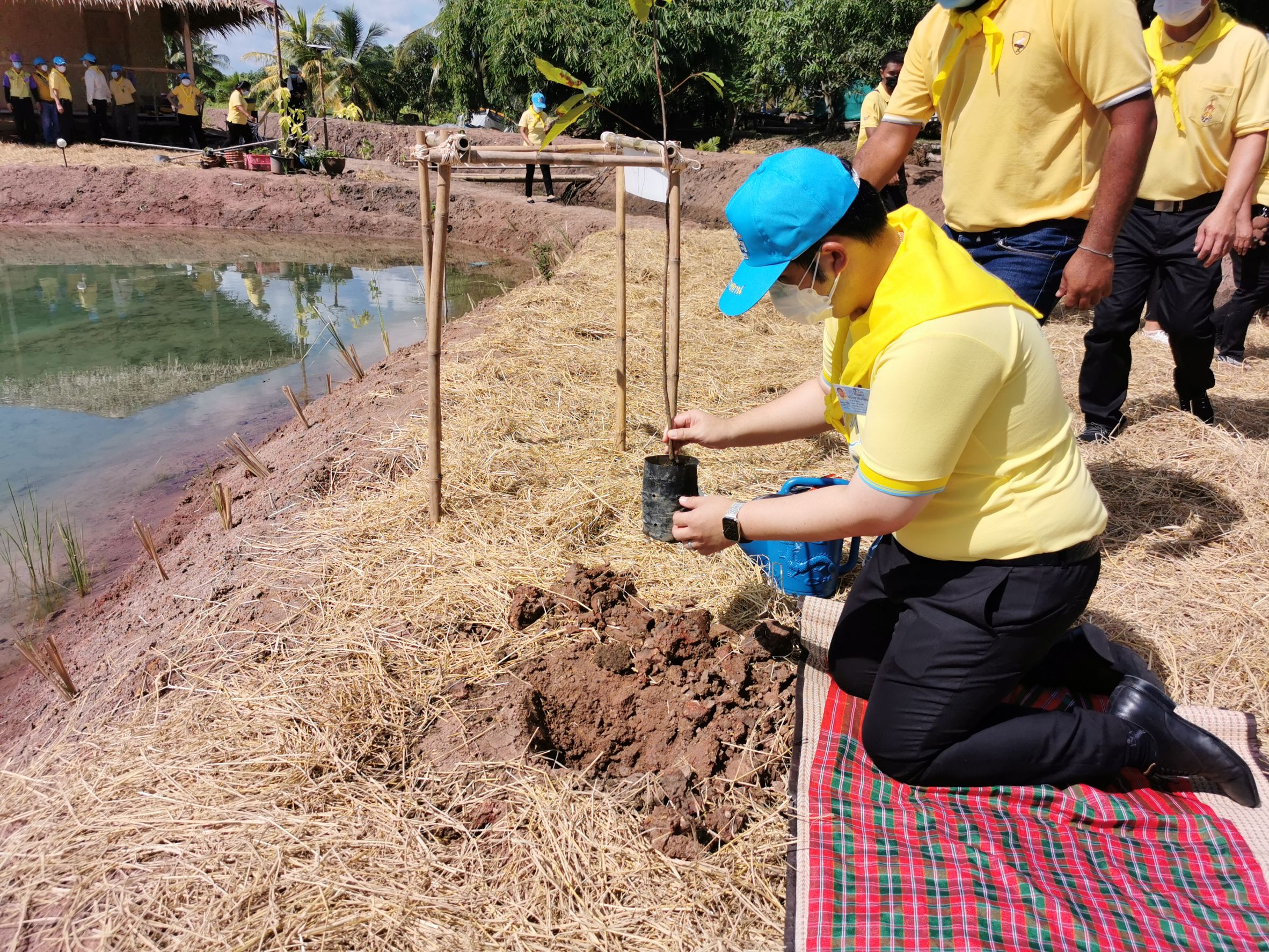 พช.ฉะเชิงเทรา  จัดกิจกรรม “จิตอาสาพัฒนาชุมชนเอามื้อสามัคคี” เพื่อน้อมรำลึกถึงพระมหากรุณาธิคุณ พระบาทสมเด็จพระบรมชนกาธิเบศร มหาภูมิพลอดุลยเดชมหาราช บรมนาถบพิตร และสำนึกในพระมหากรุณาธิคุณพระบาทสมเด็จ พระวชิรเกล้าเจ้าอยู่หัว