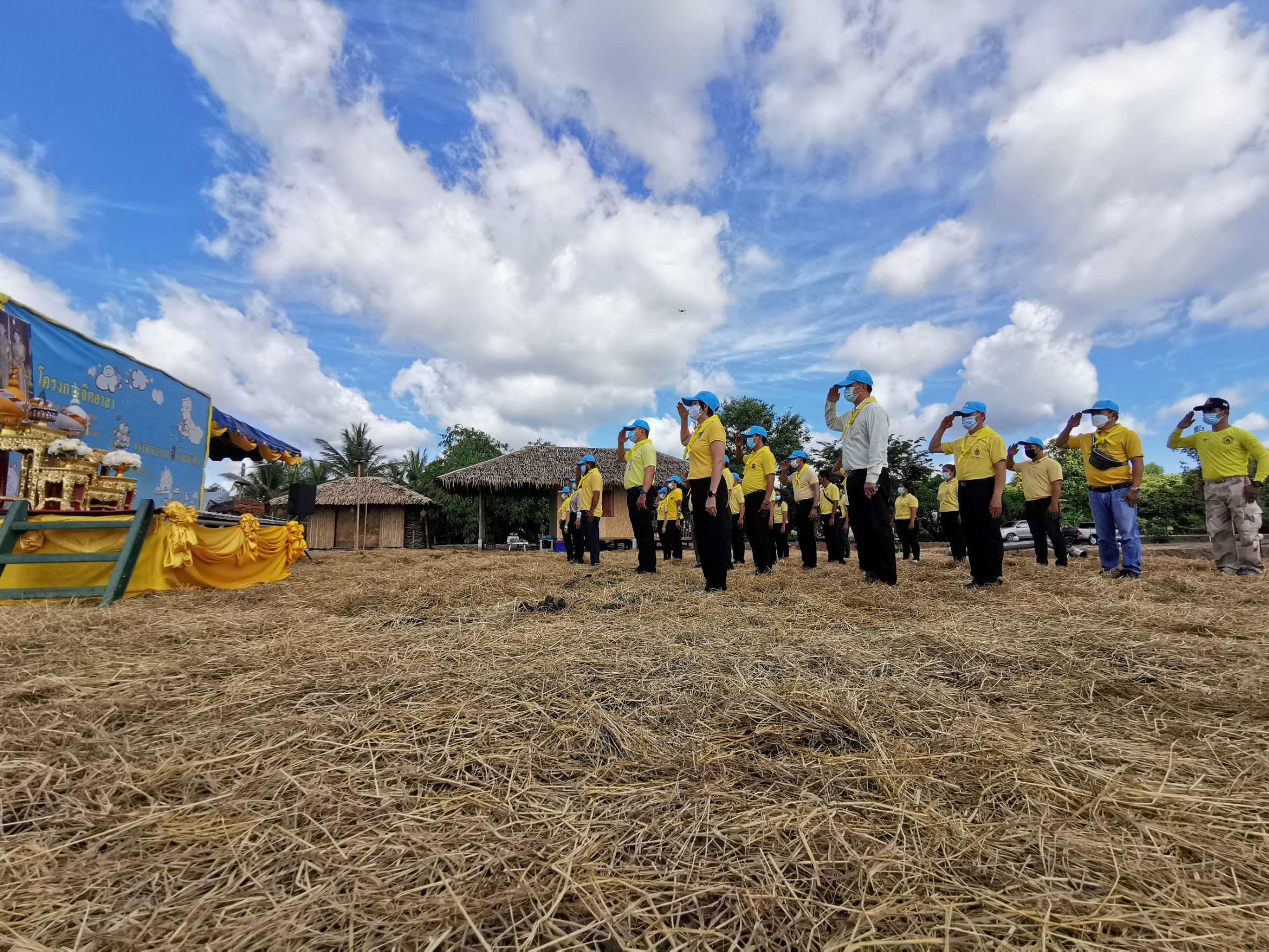 พช.ฉะเชิงเทรา  จัดกิจกรรม “จิตอาสาพัฒนาชุมชนเอามื้อสามัคคี” เพื่อน้อมรำลึกถึงพระมหากรุณาธิคุณ พระบาทสมเด็จพระบรมชนกาธิเบศร มหาภูมิพลอดุลยเดชมหาราช บรมนาถบพิตร และสำนึกในพระมหากรุณาธิคุณพระบาทสมเด็จ พระวชิรเกล้าเจ้าอยู่หัว