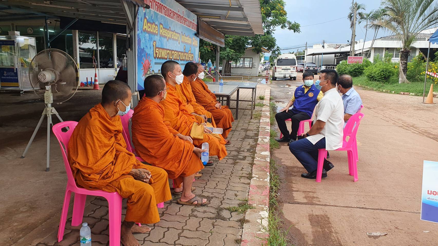 อธิบดีกรมการพัฒนาชุมชน มอบเครื่องอุปโภคบริโภค เพื่อช่วยเหลือผู้ได้รับผลกระทบจากสถานการณ์การแพร่ระบาดของโรคติดเชื้อไวรัสโคโรนา 2019 (COVID – 19)