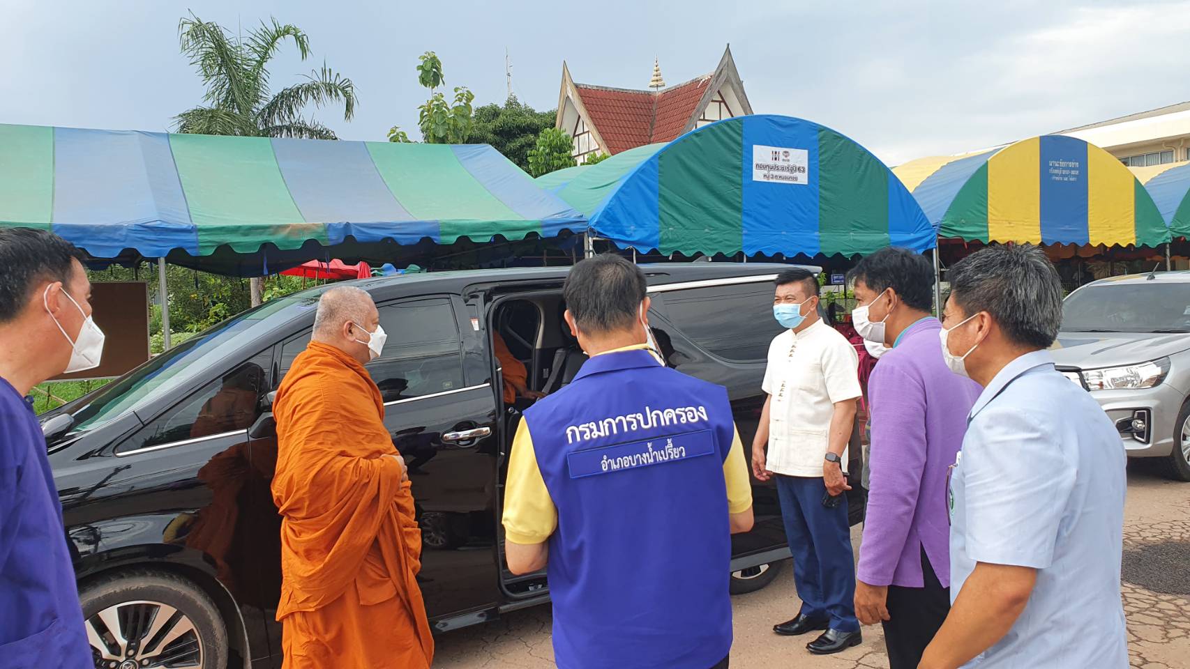 อธิบดีกรมการพัฒนาชุมชน มอบเครื่องอุปโภคบริโภค เพื่อช่วยเหลือผู้ได้รับผลกระทบจากสถานการณ์การแพร่ระบาดของโรคติดเชื้อไวรัสโคโรนา 2019 (COVID – 19)