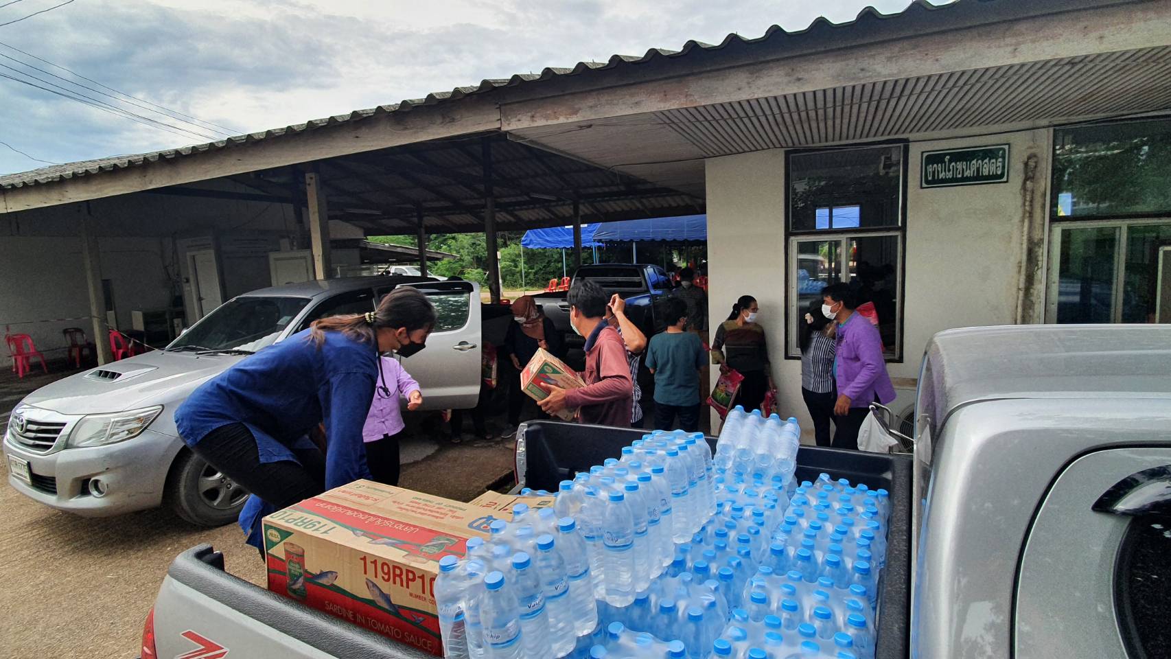 อธิบดีกรมการพัฒนาชุมชน มอบเครื่องอุปโภคบริโภค เพื่อช่วยเหลือผู้ได้รับผลกระทบจากสถานการณ์การแพร่ระบาดของโรคติดเชื้อไวรัสโคโรนา 2019 (COVID – 19)