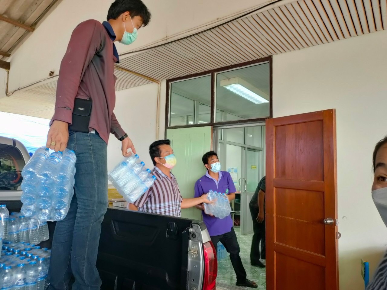 อธิบดีกรมการพัฒนาชุมชน มอบเครื่องอุปโภคบริโภค เพื่อช่วยเหลือผู้ได้รับผลกระทบจากสถานการณ์การแพร่ระบาดของโรคติดเชื้อไวรัสโคโรนา 2019 (COVID – 19)