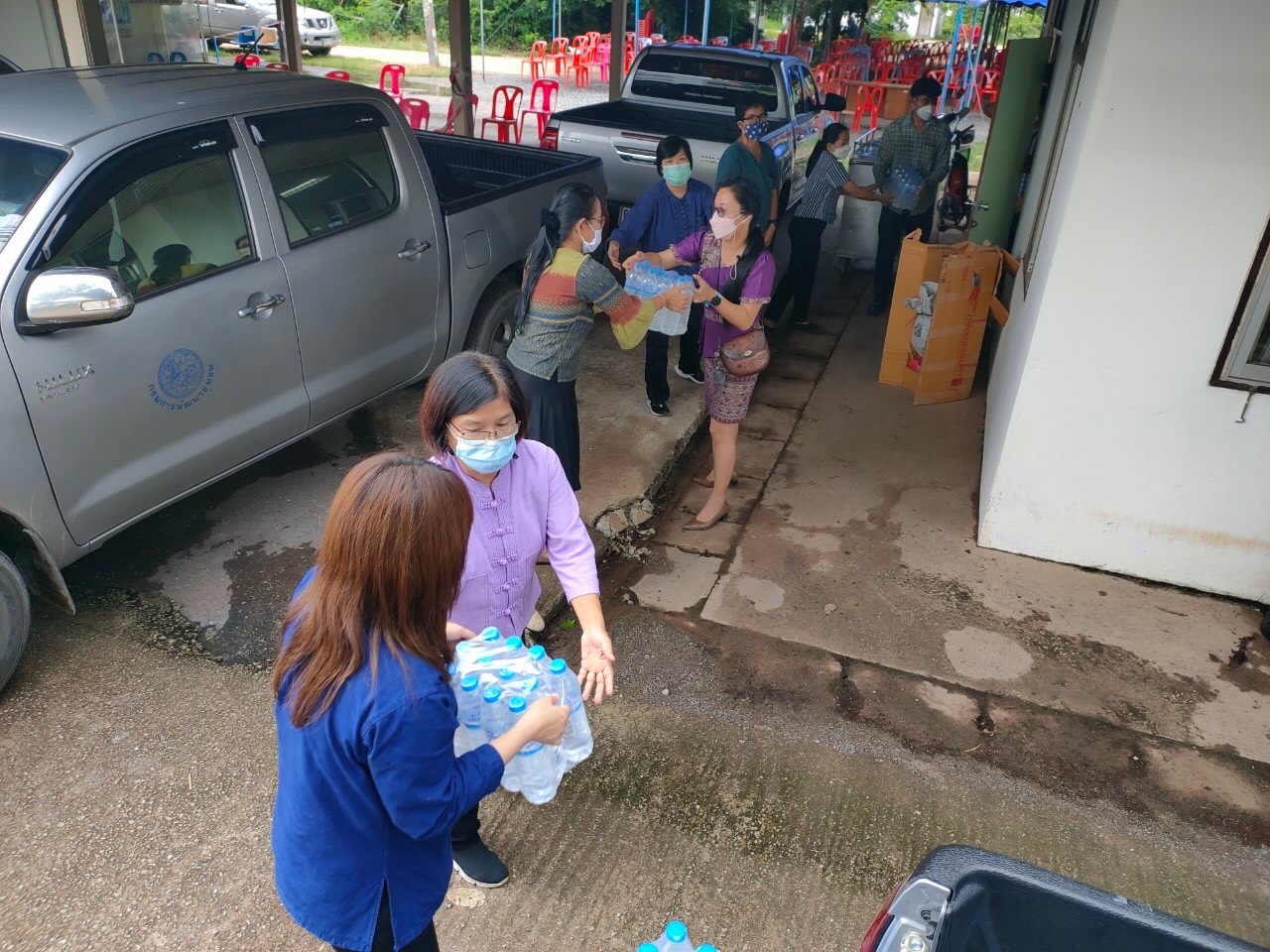อธิบดีกรมการพัฒนาชุมชน มอบเครื่องอุปโภคบริโภค เพื่อช่วยเหลือผู้ได้รับผลกระทบจากสถานการณ์การแพร่ระบาดของโรคติดเชื้อไวรัสโคโรนา 2019 (COVID – 19)