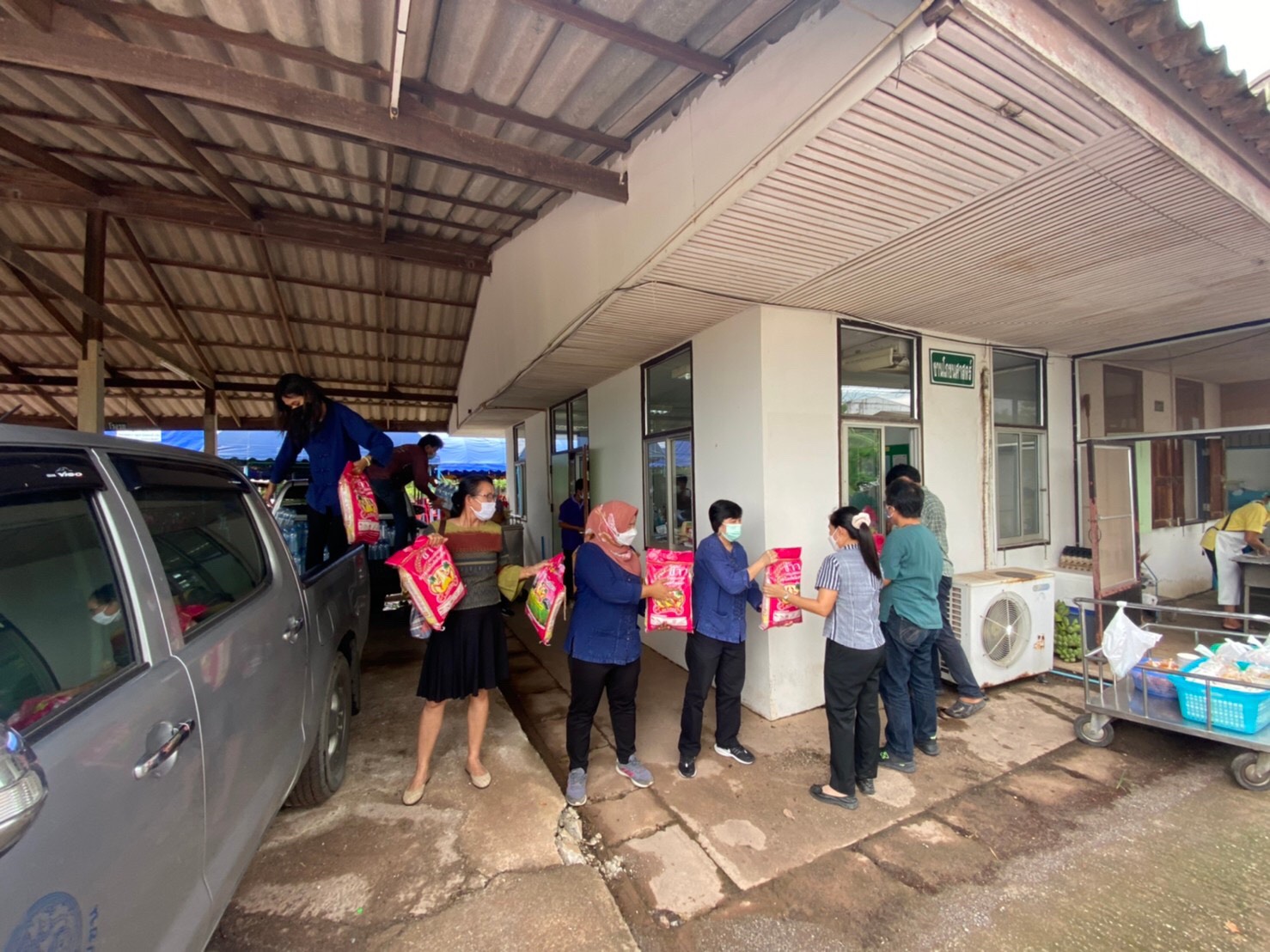 อธิบดีกรมการพัฒนาชุมชน มอบเครื่องอุปโภคบริโภค เพื่อช่วยเหลือผู้ได้รับผลกระทบจากสถานการณ์การแพร่ระบาดของโรคติดเชื้อไวรัสโคโรนา 2019 (COVID – 19)