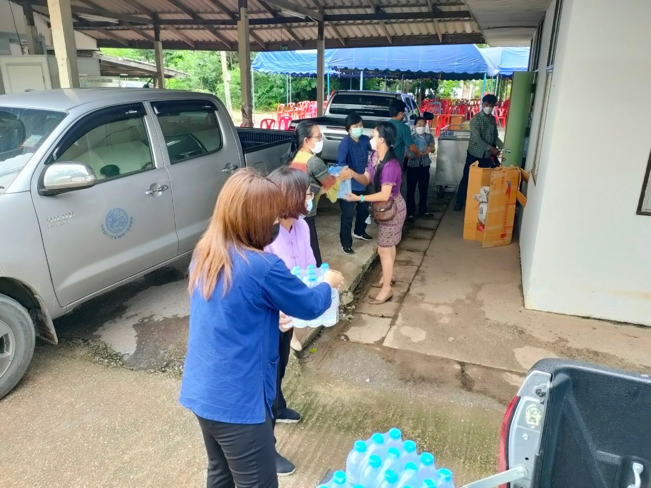 อธิบดีกรมการพัฒนาชุมชน มอบเครื่องอุปโภคบริโภค เพื่อช่วยเหลือผู้ได้รับผลกระทบจากสถานการณ์การแพร่ระบาดของโรคติดเชื้อไวรัสโคโรนา 2019 (COVID – 19)