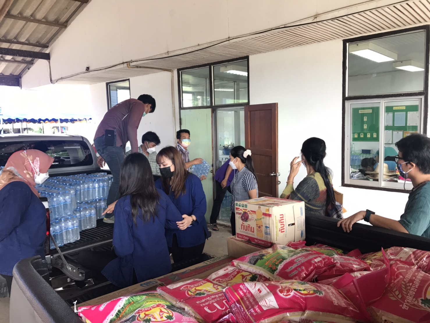 อธิบดีกรมการพัฒนาชุมชน มอบเครื่องอุปโภคบริโภค เพื่อช่วยเหลือผู้ได้รับผลกระทบจากสถานการณ์การแพร่ระบาดของโรคติดเชื้อไวรัสโคโรนา 2019 (COVID – 19)