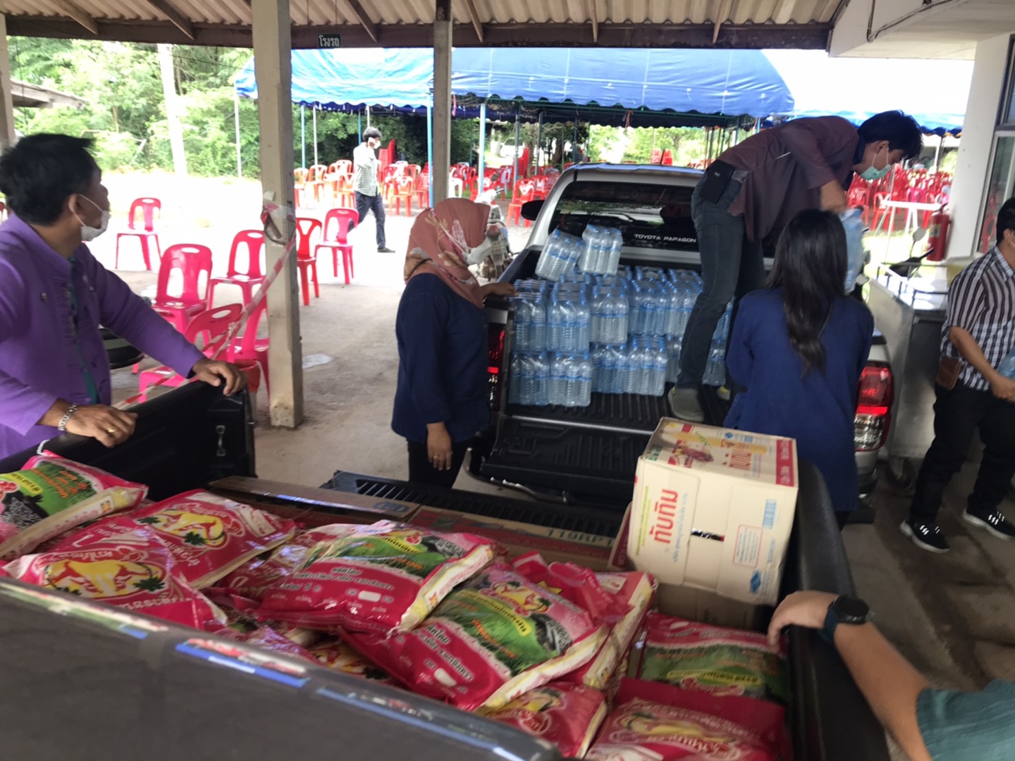 อธิบดีกรมการพัฒนาชุมชน มอบเครื่องอุปโภคบริโภค เพื่อช่วยเหลือผู้ได้รับผลกระทบจากสถานการณ์การแพร่ระบาดของโรคติดเชื้อไวรัสโคโรนา 2019 (COVID – 19)