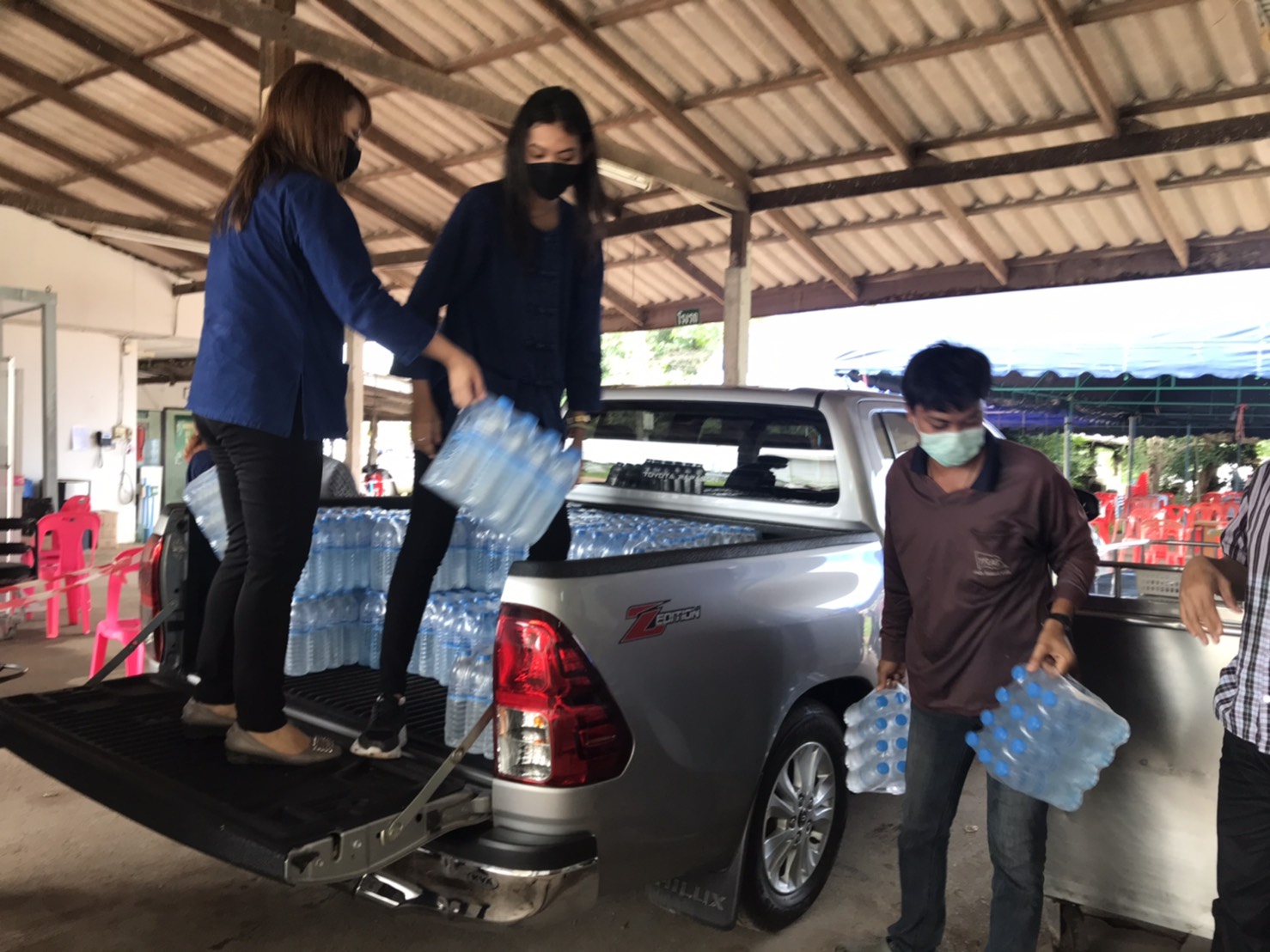 อธิบดีกรมการพัฒนาชุมชน มอบเครื่องอุปโภคบริโภค เพื่อช่วยเหลือผู้ได้รับผลกระทบจากสถานการณ์การแพร่ระบาดของโรคติดเชื้อไวรัสโคโรนา 2019 (COVID – 19)