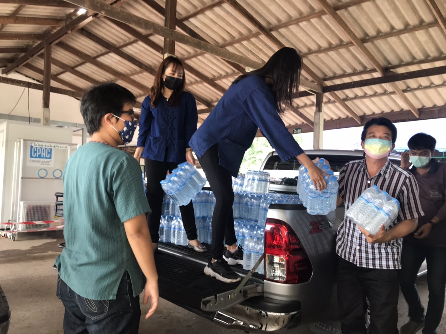 อธิบดีกรมการพัฒนาชุมชน มอบเครื่องอุปโภคบริโภค เพื่อช่วยเหลือผู้ได้รับผลกระทบจากสถานการณ์การแพร่ระบาดของโรคติดเชื้อไวรัสโคโรนา 2019 (COVID – 19)