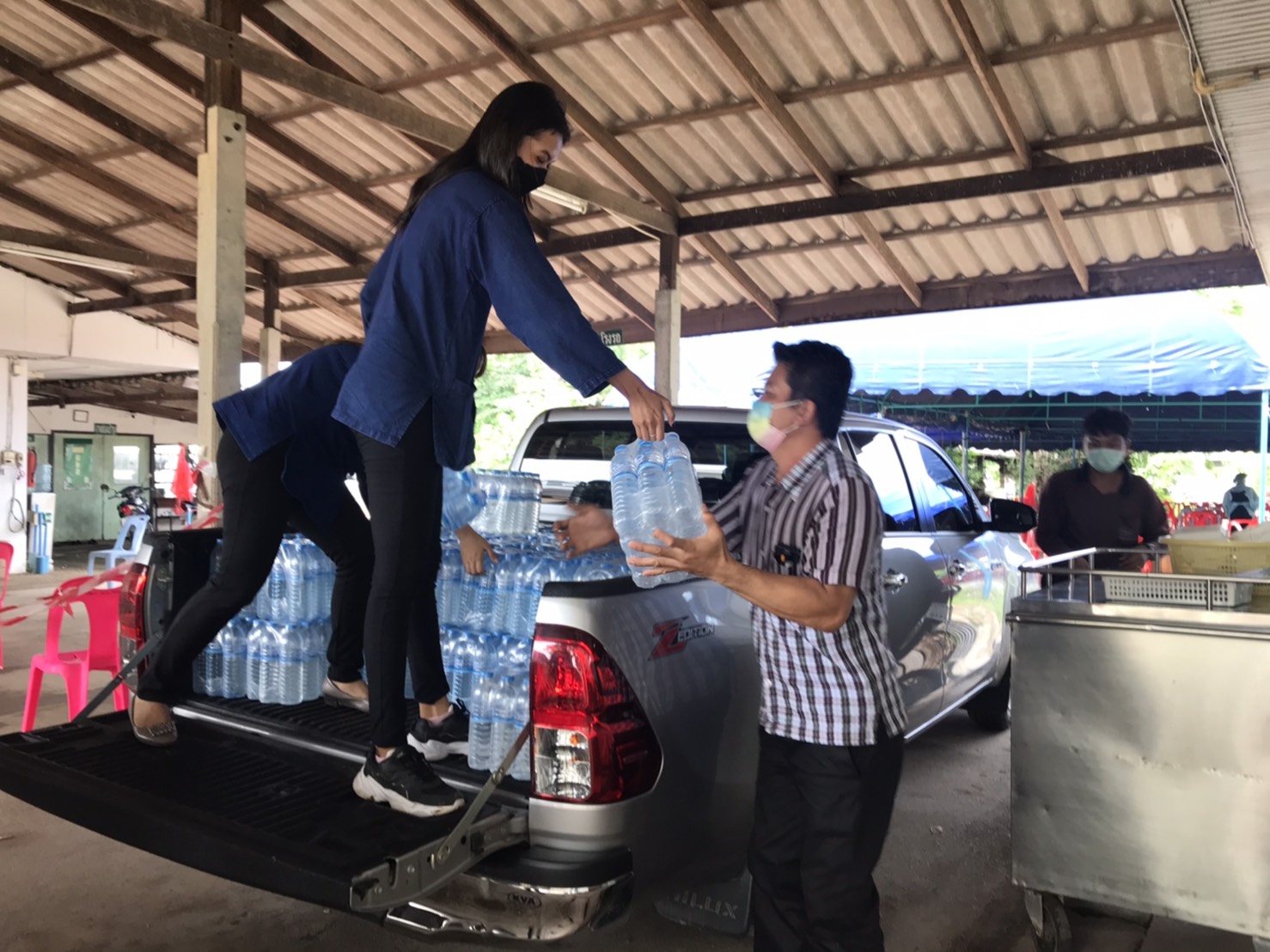 อธิบดีกรมการพัฒนาชุมชน มอบเครื่องอุปโภคบริโภค เพื่อช่วยเหลือผู้ได้รับผลกระทบจากสถานการณ์การแพร่ระบาดของโรคติดเชื้อไวรัสโคโรนา 2019 (COVID – 19)