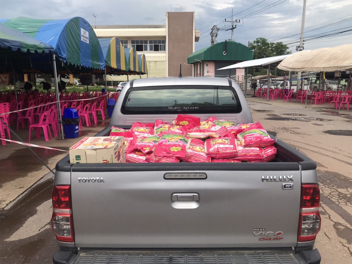 อธิบดีกรมการพัฒนาชุมชน มอบเครื่องอุปโภคบริโภค เพื่อช่วยเหลือผู้ได้รับผลกระทบจากสถานการณ์การแพร่ระบาดของโรคติดเชื้อไวรัสโคโรนา 2019 (COVID – 19)