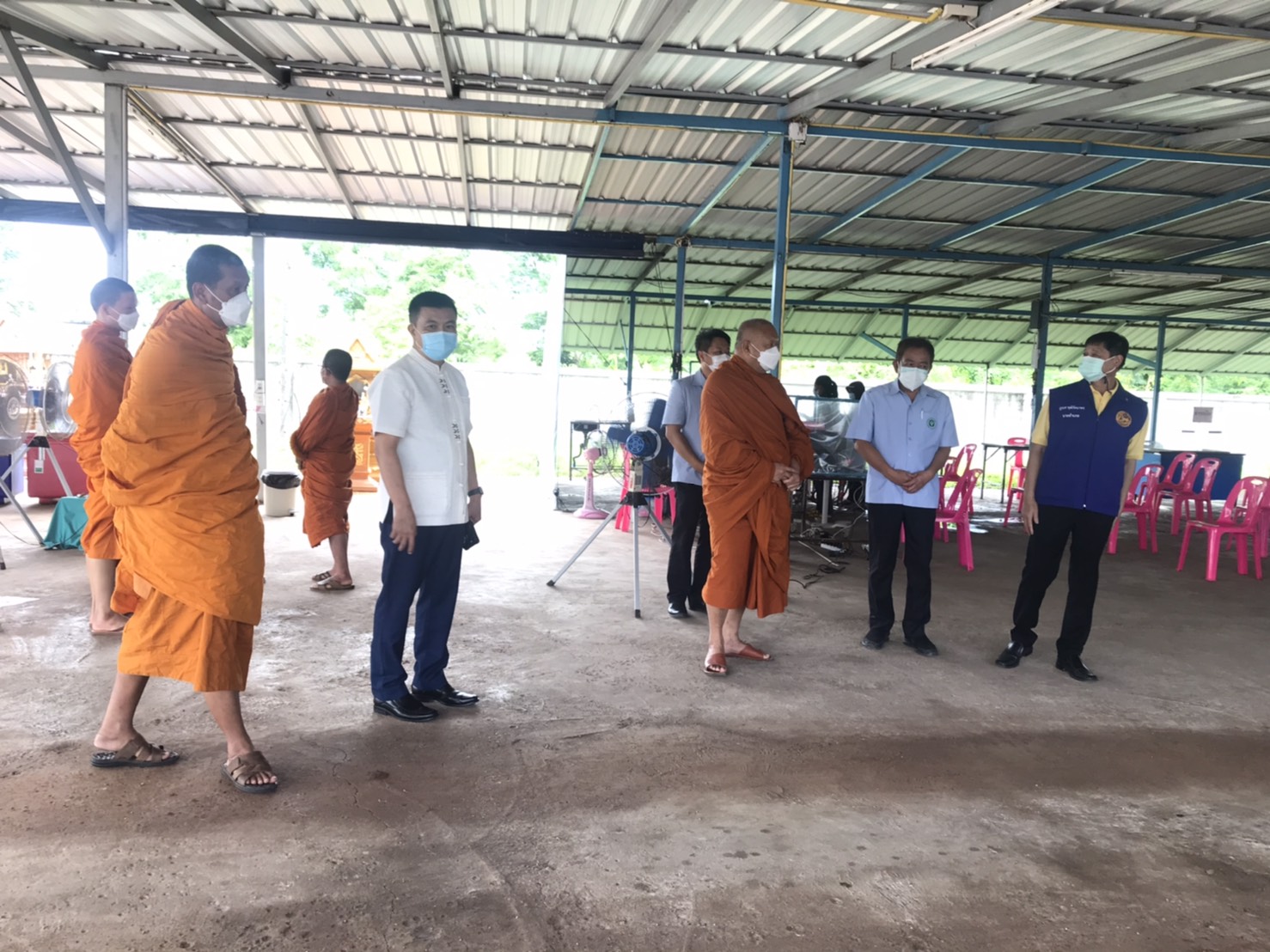 อธิบดีกรมการพัฒนาชุมชน มอบเครื่องอุปโภคบริโภค เพื่อช่วยเหลือผู้ได้รับผลกระทบจากสถานการณ์การแพร่ระบาดของโรคติดเชื้อไวรัสโคโรนา 2019 (COVID – 19)