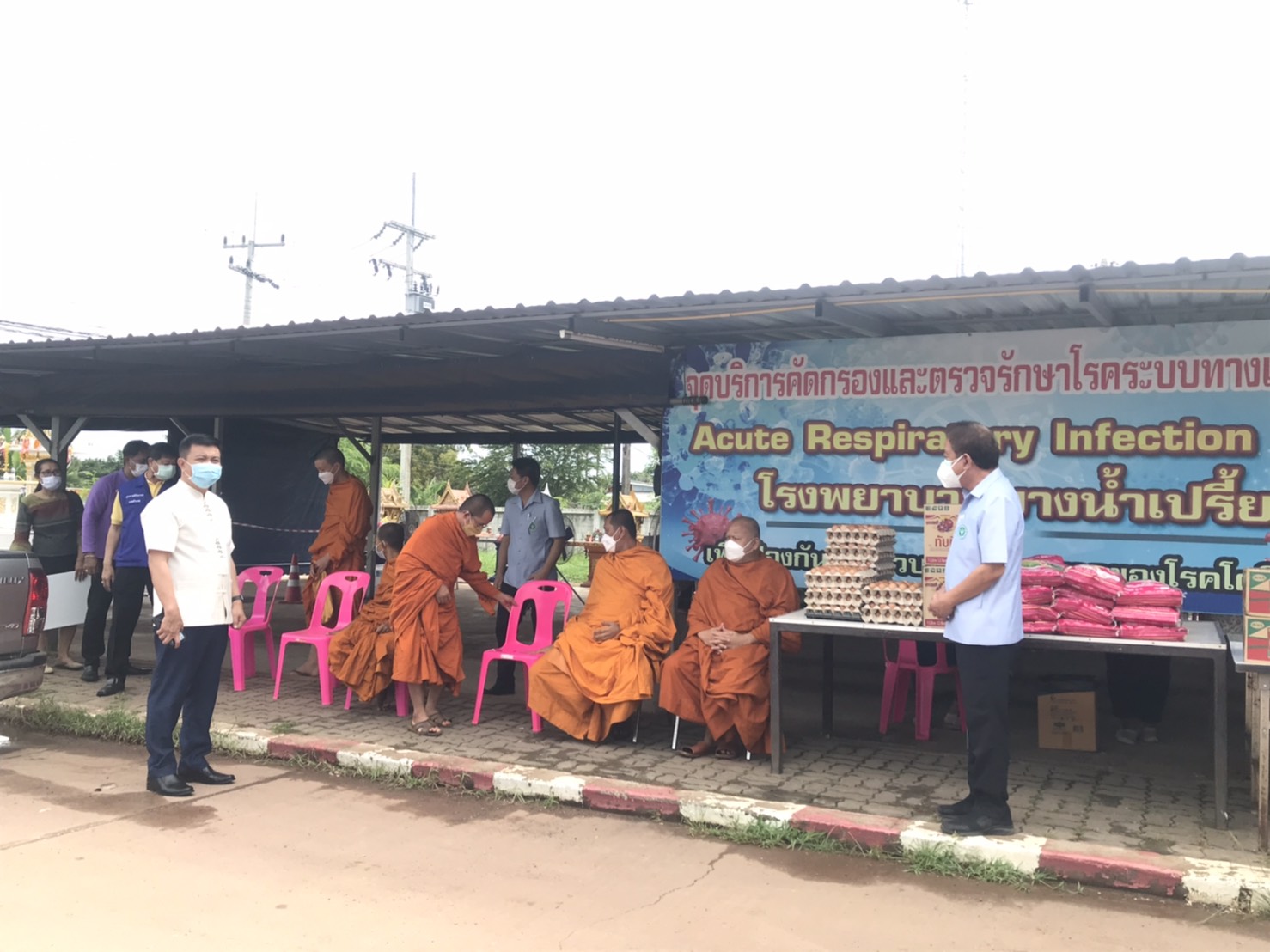 อธิบดีกรมการพัฒนาชุมชน มอบเครื่องอุปโภคบริโภค เพื่อช่วยเหลือผู้ได้รับผลกระทบจากสถานการณ์การแพร่ระบาดของโรคติดเชื้อไวรัสโคโรนา 2019 (COVID – 19)