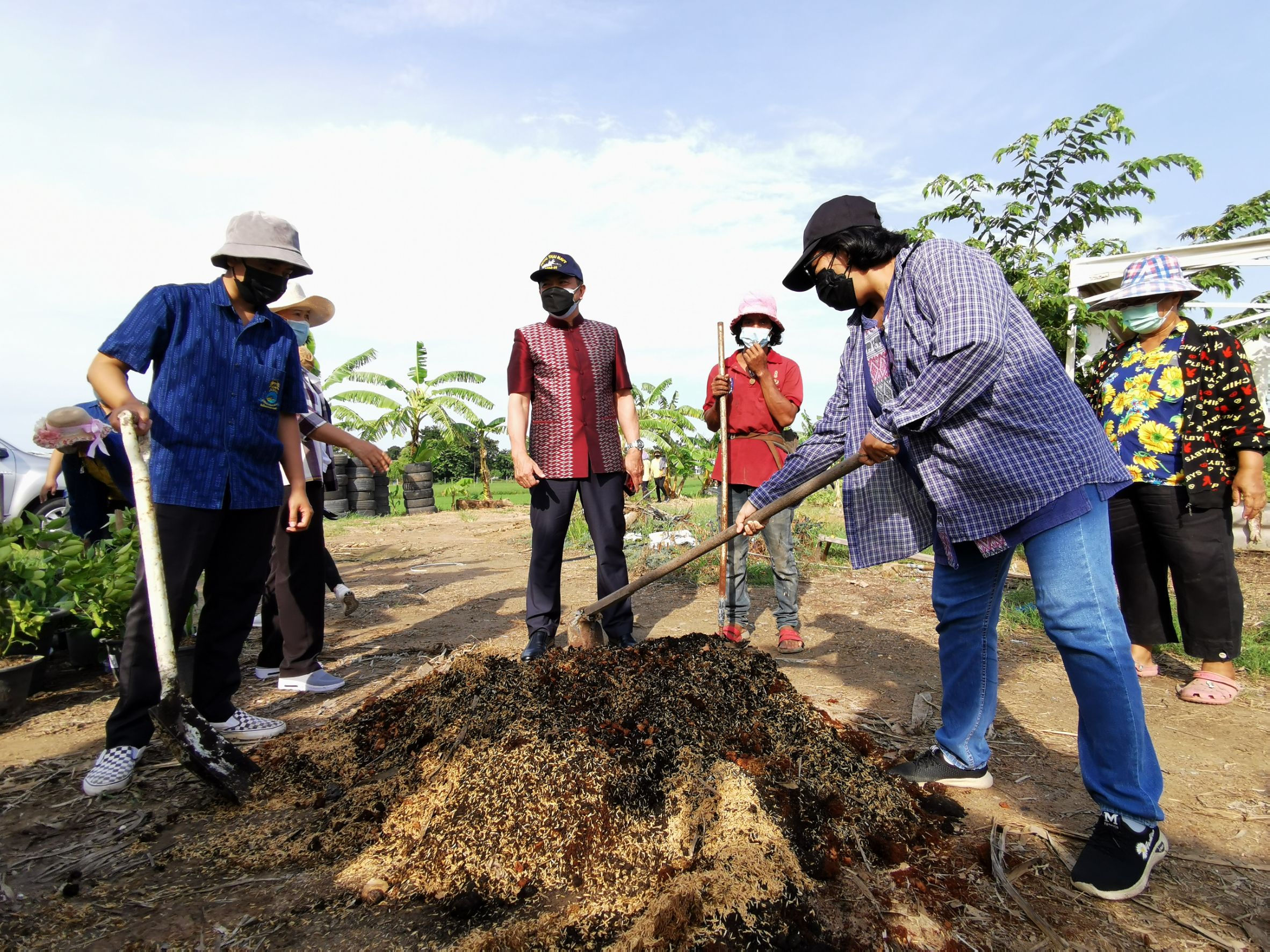 พัฒนาชุมชนจังหวัดฉะเชิงเทรา Kick Off โครงการเฉลิมพระเกียรติเนื่องในวันเฉลิมพระชนมพรรษา  สมเด็จพระนางเจ้าสิริกิติ์ พระบรมราชินีนาถ พระบรมราชชนนีพันปีหลวง : กิจกรรม พช.แปดริ้วรวมใจ  ร่วมปลูกสมุนไพร ต้านภัยโควิด -19  ด้วยพืชสมุนไพร