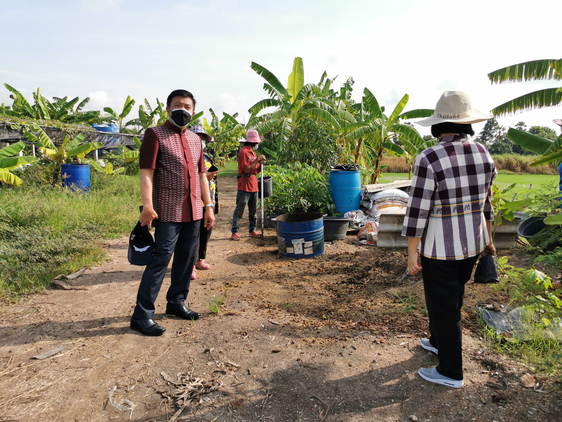พัฒนาชุมชนจังหวัดฉะเชิงเทรา Kick Off โครงการเฉลิมพระเกียรติเนื่องในวันเฉลิมพระชนมพรรษา  สมเด็จพระนางเจ้าสิริกิติ์ พระบรมราชินีนาถ พระบรมราชชนนีพันปีหลวง : กิจกรรม พช.แปดริ้วรวมใจ  ร่วมปลูกสมุนไพร ต้านภัยโควิด -19  ด้วยพืชสมุนไพร