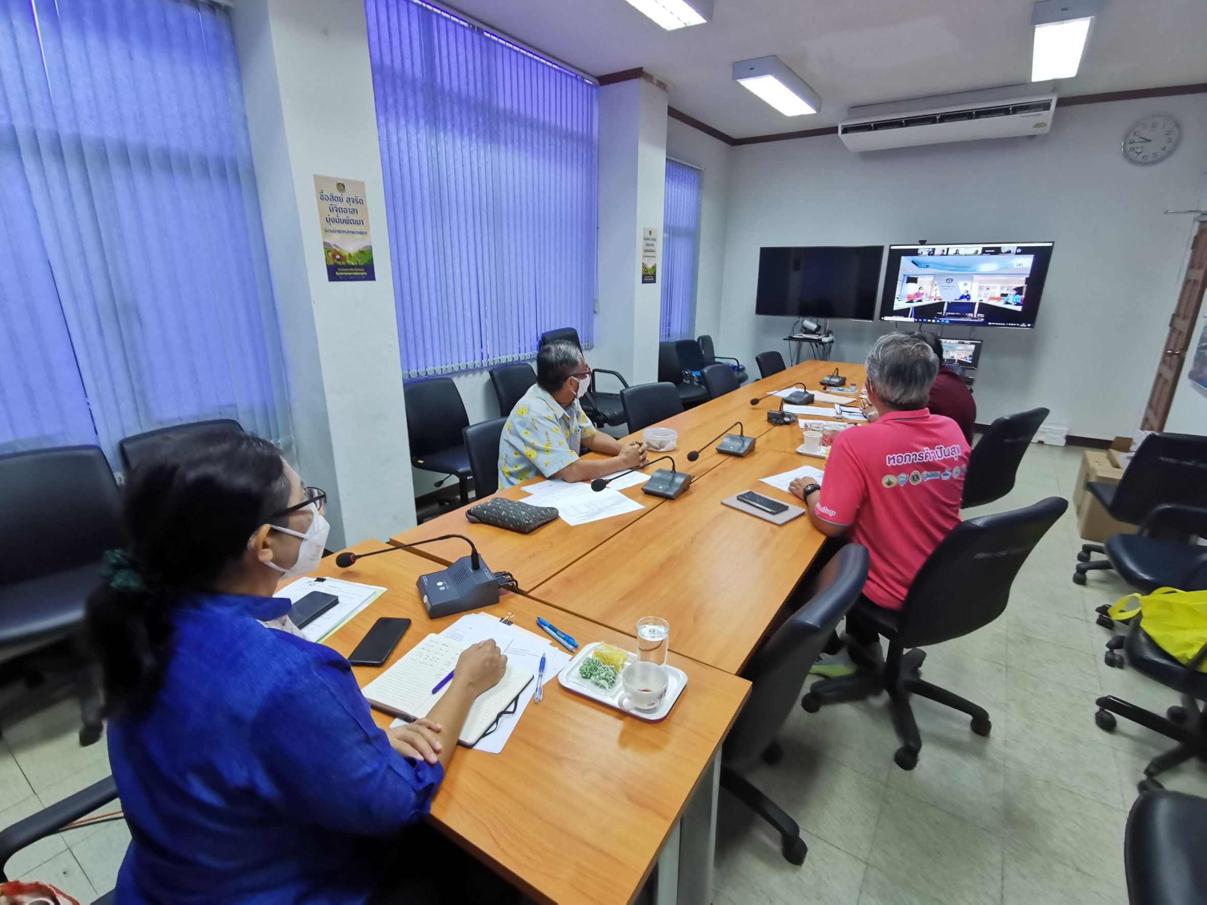 พัฒนาชุมชนจังหวัดฉะเชิงเทรา ร่วมประชุมการขับเคลื่อนการพัฒนาเศรษฐกิจฐานรากและประชารัฐ ด้วยกลไกวิสาหกิจเพื่อสังคม ผ่านระบบ Zoom Cloud Meeting