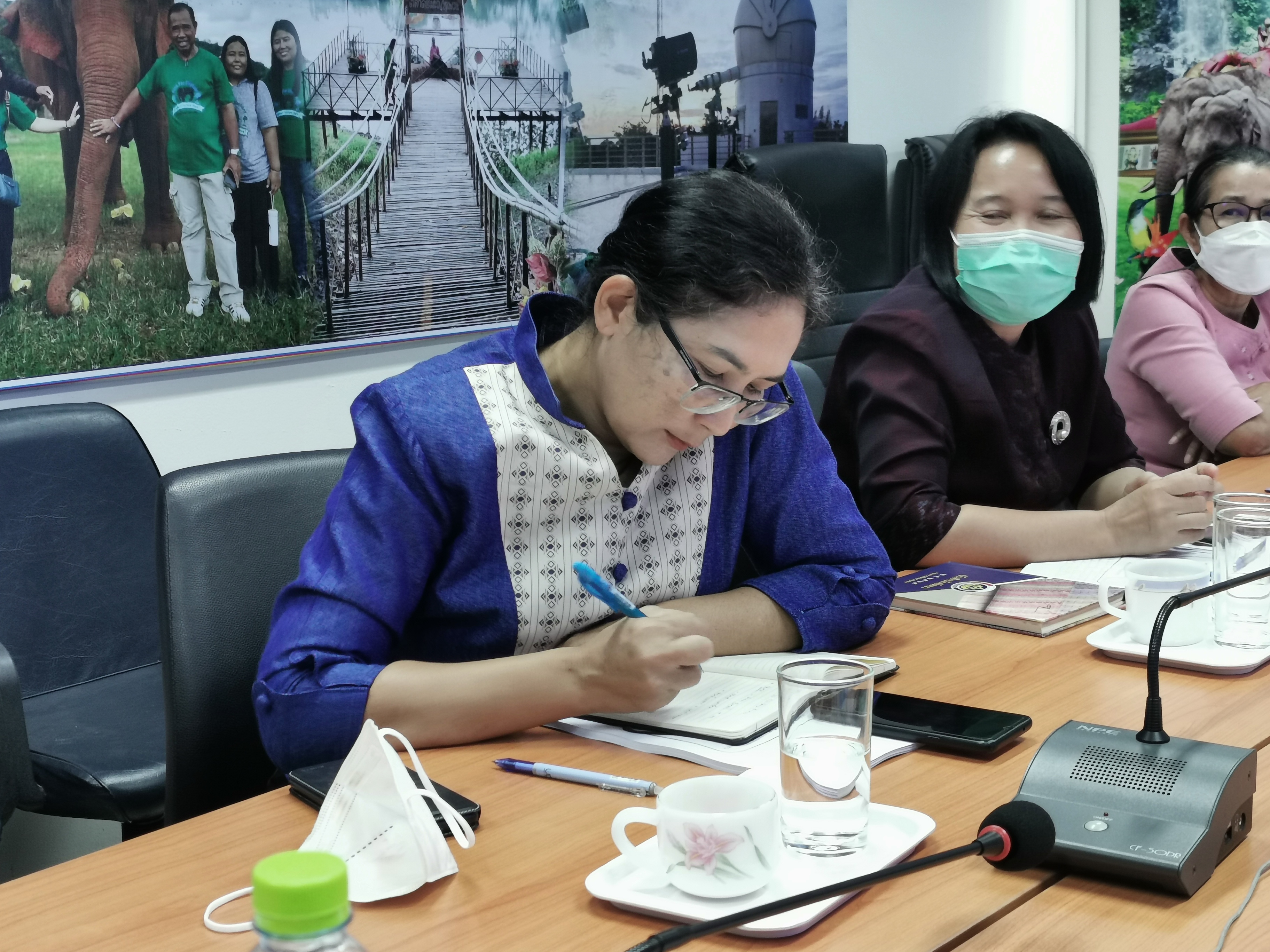 พัฒนาชุมชนจังหวัดฉะเชิงเทรา ร่วมประชุมชี้แจงแนวทางการคัดเลือกข้าราชการเข้ารับการประเมินผลงานเพื่อเลื่อนขึ้นแต่งตั้งให้ดำรงตำแหน่งสำหรับผู้ปฏิบัติงานที่มีประสบการณ์ ประเภทวิชาการ ระดับชำนาญพิเศษ กรมการพัฒนาชุมชน ประจำปีงบประมาณ พ.ศ. 2564 ผ่านระบบประชุมทางไกล (Video Conference