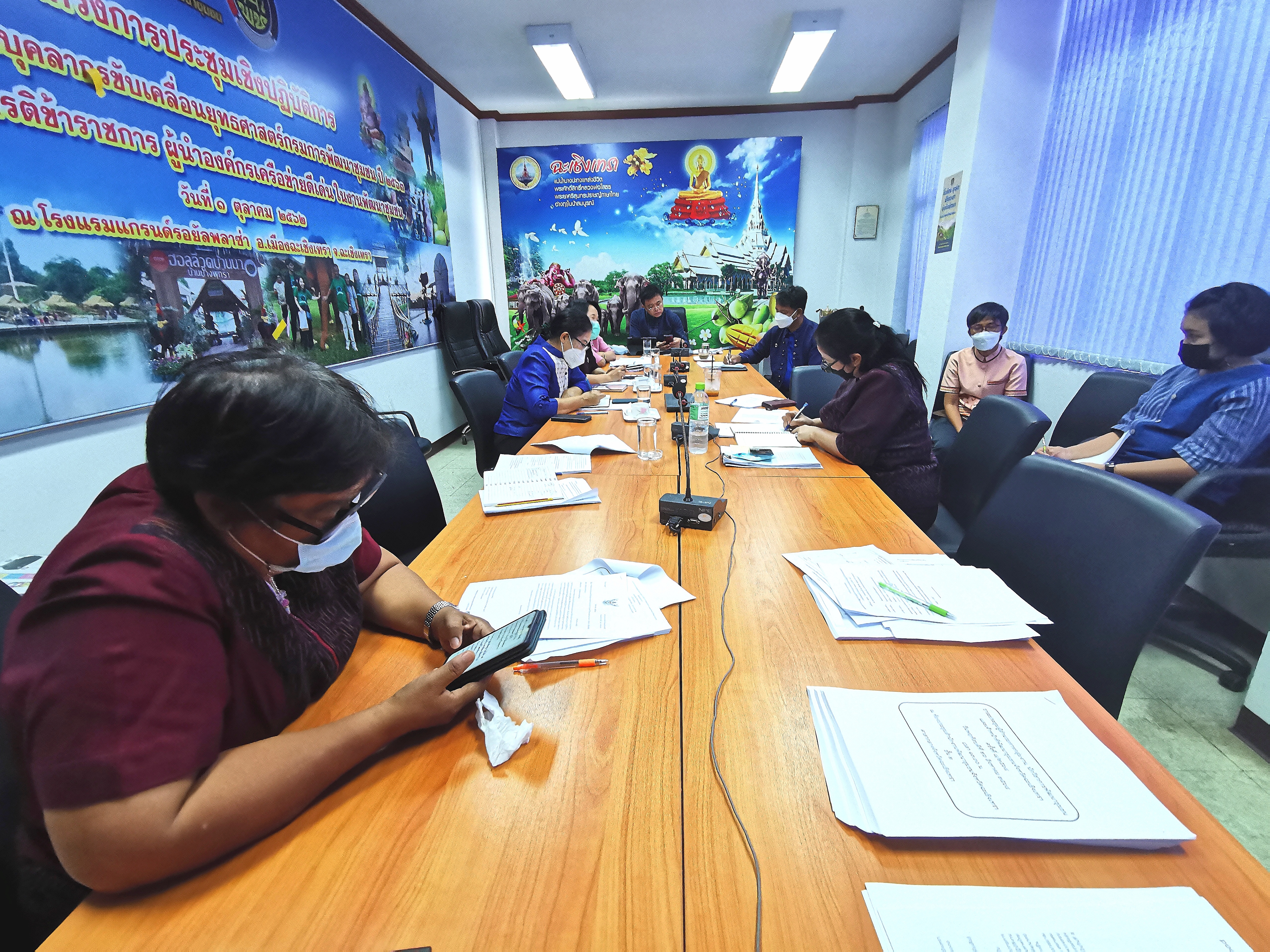 พัฒนาชุมชนจังหวัดฉะเชิงเทรา ร่วมประชุมชี้แจงแนวทางการคัดเลือกข้าราชการเข้ารับการประเมินผลงานเพื่อเลื่อนขึ้นแต่งตั้งให้ดำรงตำแหน่งสำหรับผู้ปฏิบัติงานที่มีประสบการณ์ ประเภทวิชาการ ระดับชำนาญพิเศษ กรมการพัฒนาชุมชน ประจำปีงบประมาณ พ.ศ. 2564 ผ่านระบบประชุมทางไกล (Video Conference