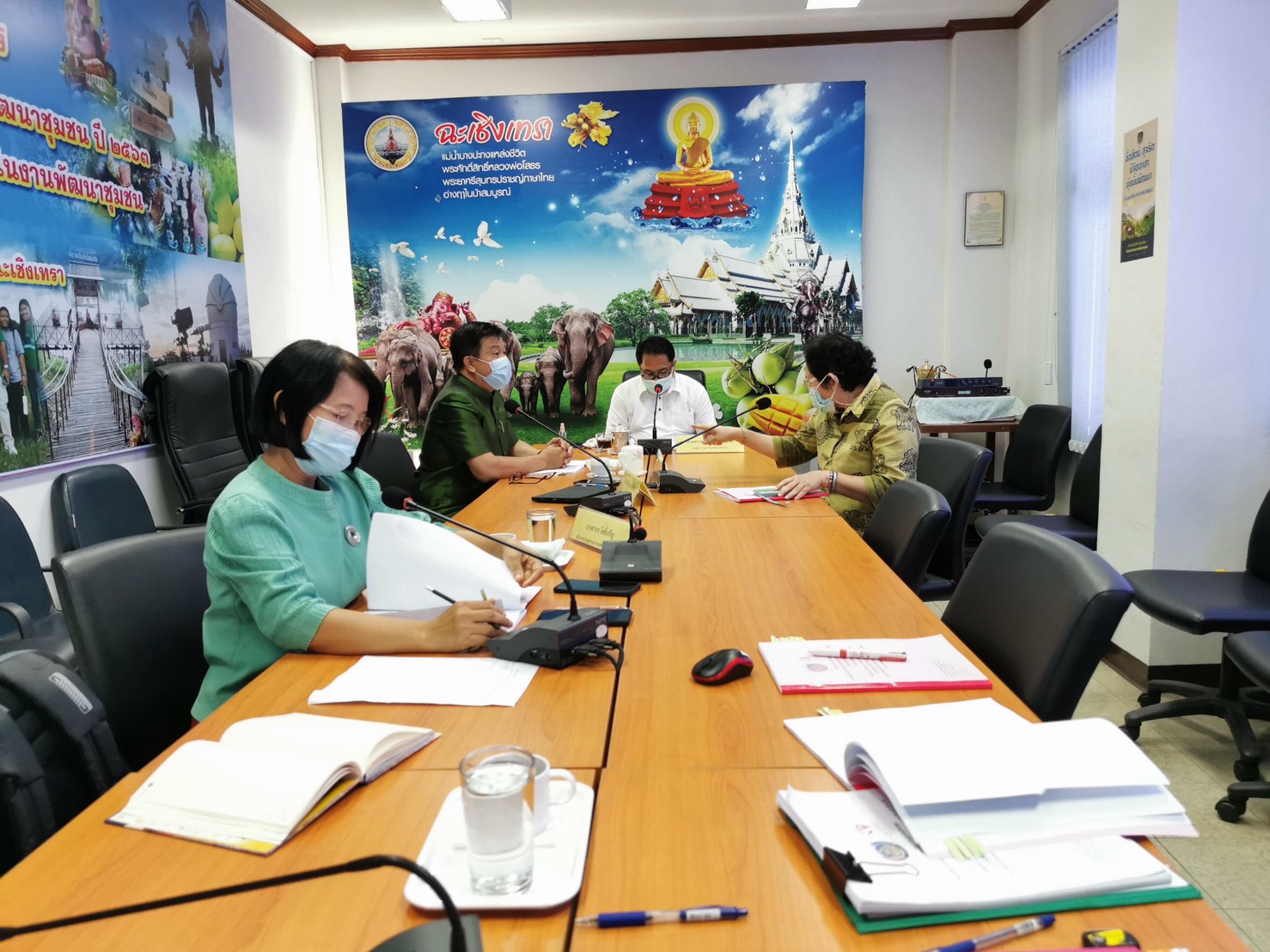 พัฒนาชุมชนจังหวัดฉะเชิงเทรา ประชุมคณะอนุกรรมการบริหารกองทุนพัฒนาบทบาทสตรีระดับจังหวัด ครั้งที่ 8/2564 ผ่านระบบ zoom Cloud Meetings