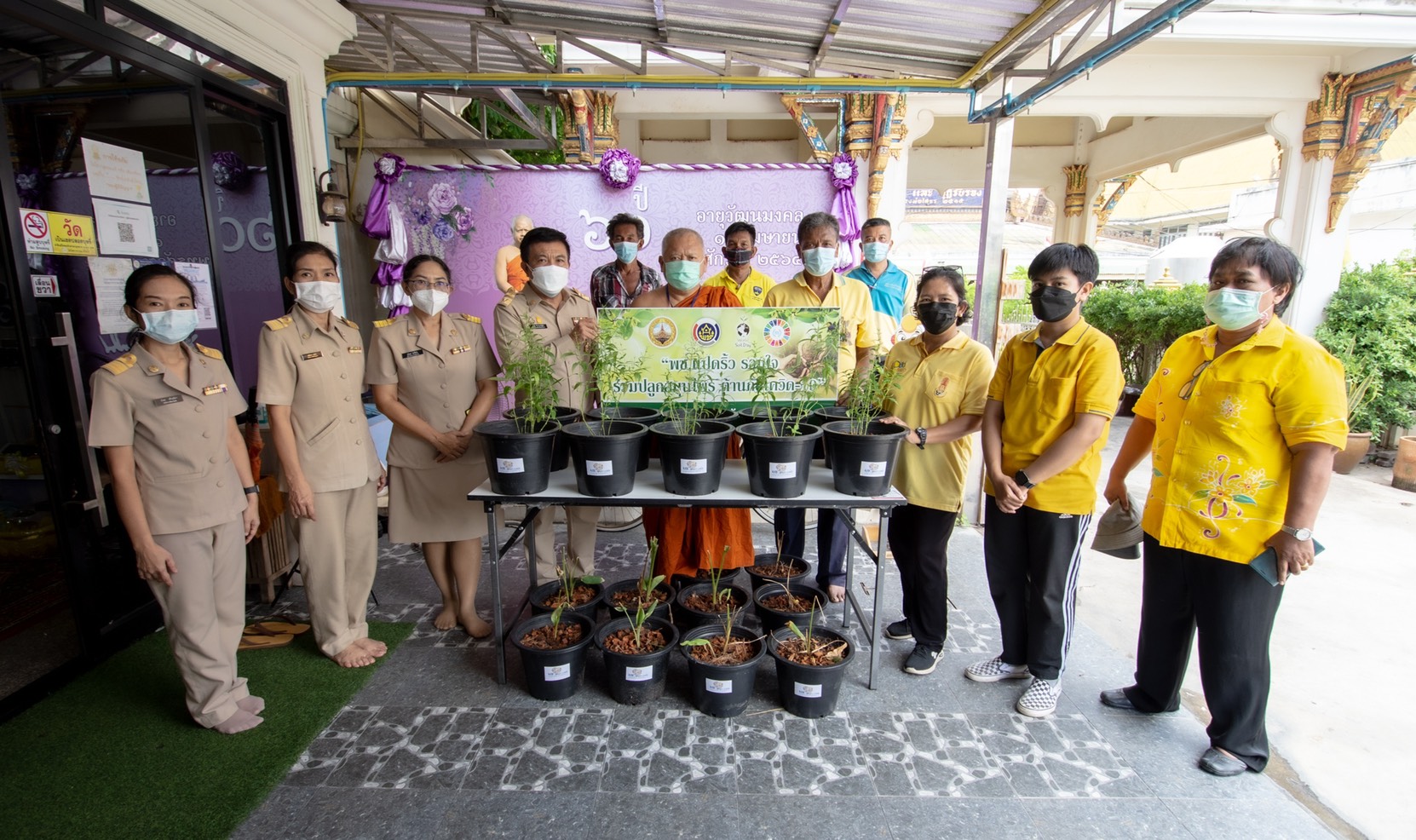 พัฒนาชุมชนจังหวัดฉะเชิงเทรา  Kick Off โครงการเฉลิมพระเกียรติเนื่องในวันเฉลิมพระชนมพรรษา สมเด็จพระนางเจ้าสิริกิติ์ พระบรมราชินีนาถ พระบรมราชชนนีพันปีหลวง : กิจกรรม พช.แปดริ้วรวมใจ ร่วมปลูกสมุนไพร ต้านภัยโควิด -19 ด้วยการมอบพันธุ์พืชสมุนไพร เพื่อปลูกและขยายพันธุ์ใน “บวร” ณ วัดโสธรวราราม วรวิหาร ตำบลหน้าเมือง อำเภอเมืองฉะเชิงเทรา จังหวัดฉะเชิงเทรา