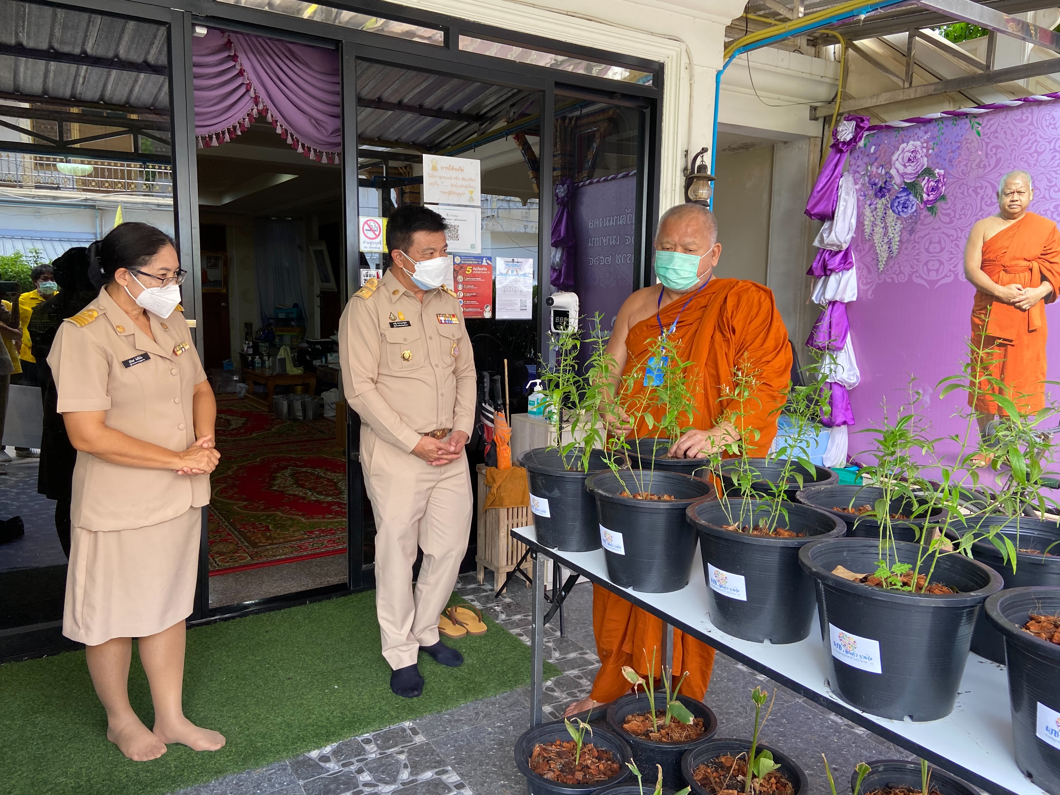 พัฒนาชุมชนจังหวัดฉะเชิงเทรา  Kick Off โครงการเฉลิมพระเกียรติเนื่องในวันเฉลิมพระชนมพรรษา สมเด็จพระนางเจ้าสิริกิติ์ พระบรมราชินีนาถ พระบรมราชชนนีพันปีหลวง : กิจกรรม พช.แปดริ้วรวมใจ ร่วมปลูกสมุนไพร ต้านภัยโควิด -19 ด้วยการมอบพันธุ์พืชสมุนไพร เพื่อปลูกและขยายพันธุ์ใน “บวร” ณ วัดโสธรวราราม วรวิหาร ตำบลหน้าเมือง อำเภอเมืองฉะเชิงเทรา จังหวัดฉะเชิงเทรา