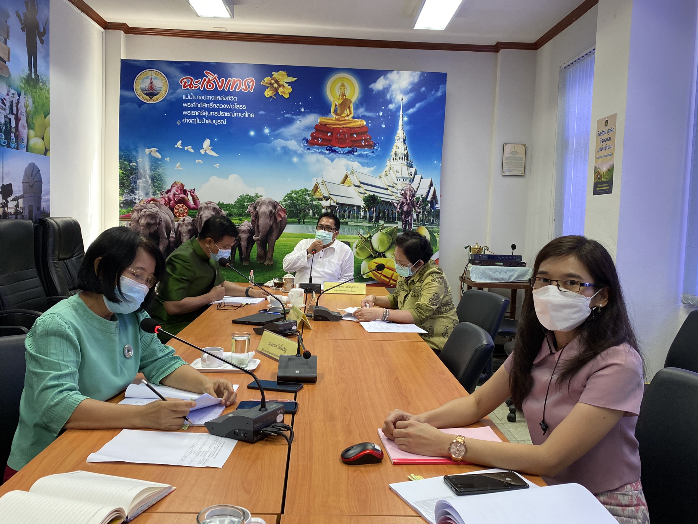 พัฒนาชุมชนจังหวัดฉะเชิงเทรา ประชุมคณะอนุกรรมการบริหารกองทุนพัฒนาบทบาทสตรีระดับจังหวัด ครั้งที่ 8/2564 ผ่านระบบ zoom Cloud Meetings