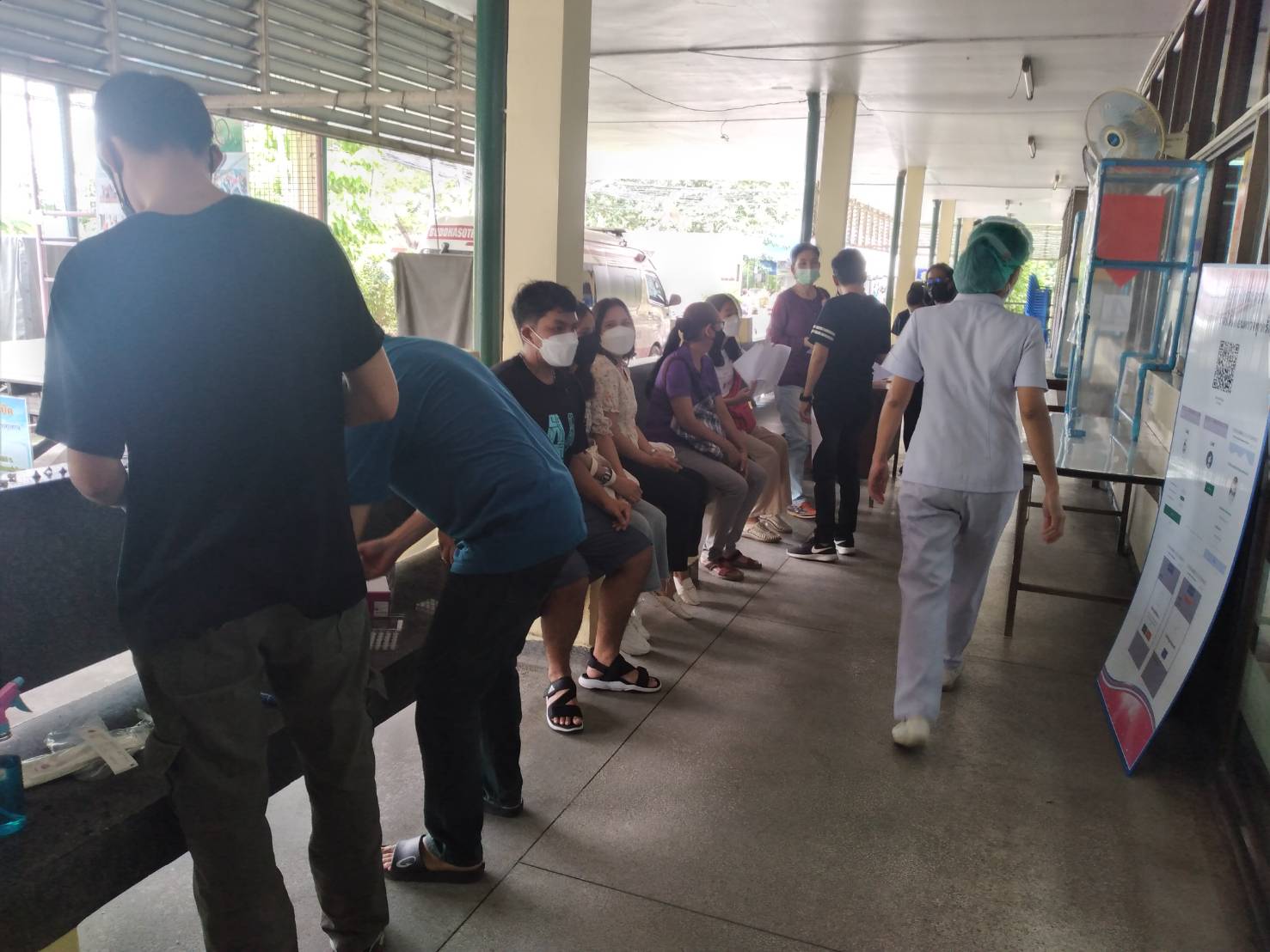 สำนักงานพัฒนาชุมชนจังหวัดฉะเชิงเทรา ร่วมตรวจเชิงรุกหาเชื้อโควิด ด้วย Antigen Test Kit กับโรงพยาบาลพุทธโสธร