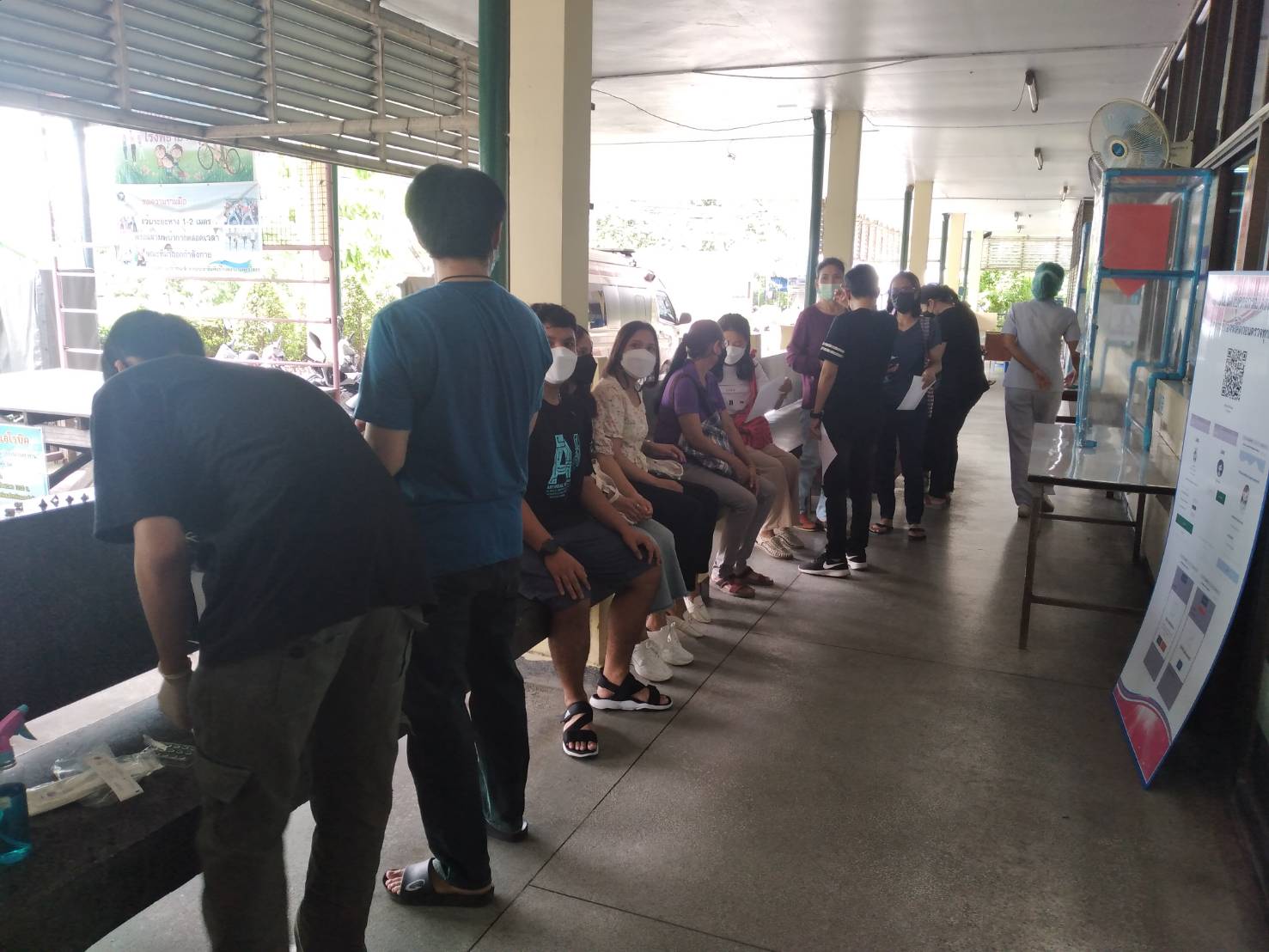 สำนักงานพัฒนาชุมชนจังหวัดฉะเชิงเทรา ร่วมตรวจเชิงรุกหาเชื้อโควิด ด้วย Antigen Test Kit กับโรงพยาบาลพุทธโสธร