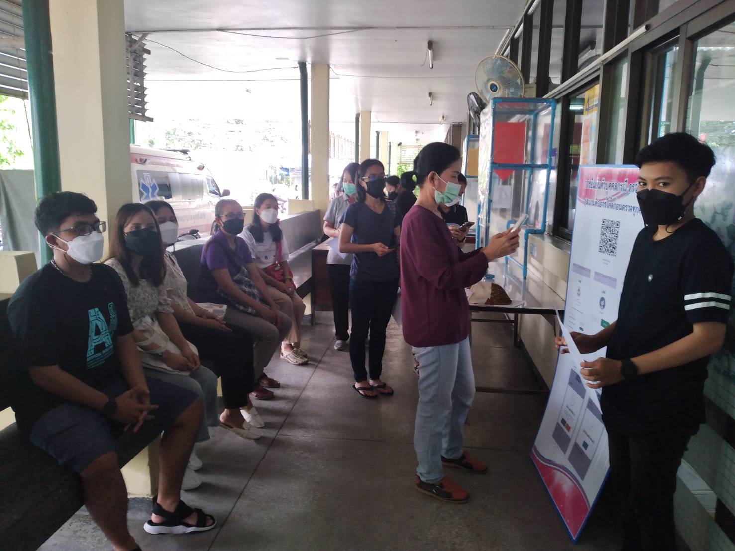 สำนักงานพัฒนาชุมชนจังหวัดฉะเชิงเทรา ร่วมตรวจเชิงรุกหาเชื้อโควิด ด้วย Antigen Test Kit กับโรงพยาบาลพุทธโสธร