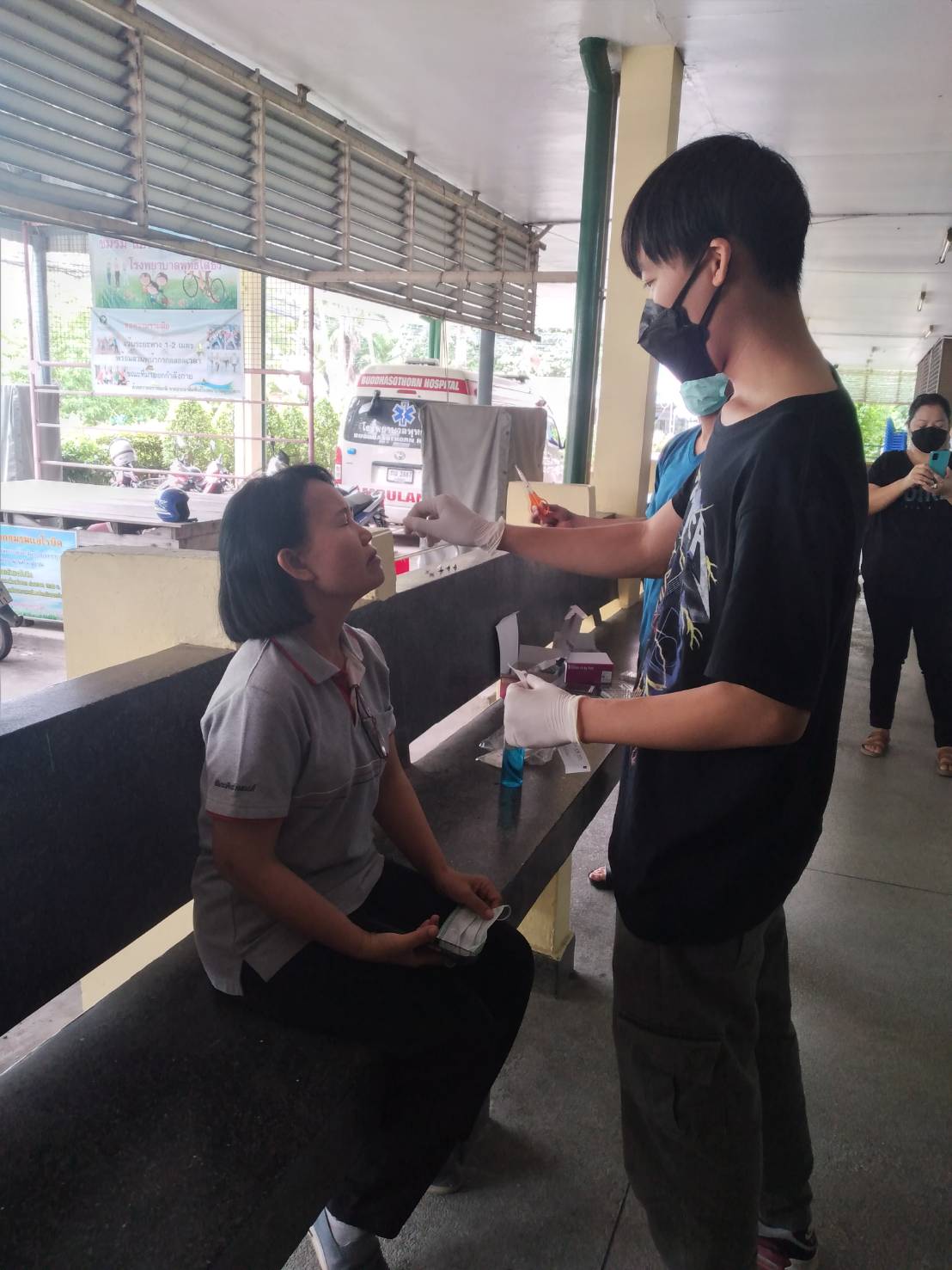 สำนักงานพัฒนาชุมชนจังหวัดฉะเชิงเทรา ร่วมตรวจเชิงรุกหาเชื้อโควิด ด้วย Antigen Test Kit กับโรงพยาบาลพุทธโสธร