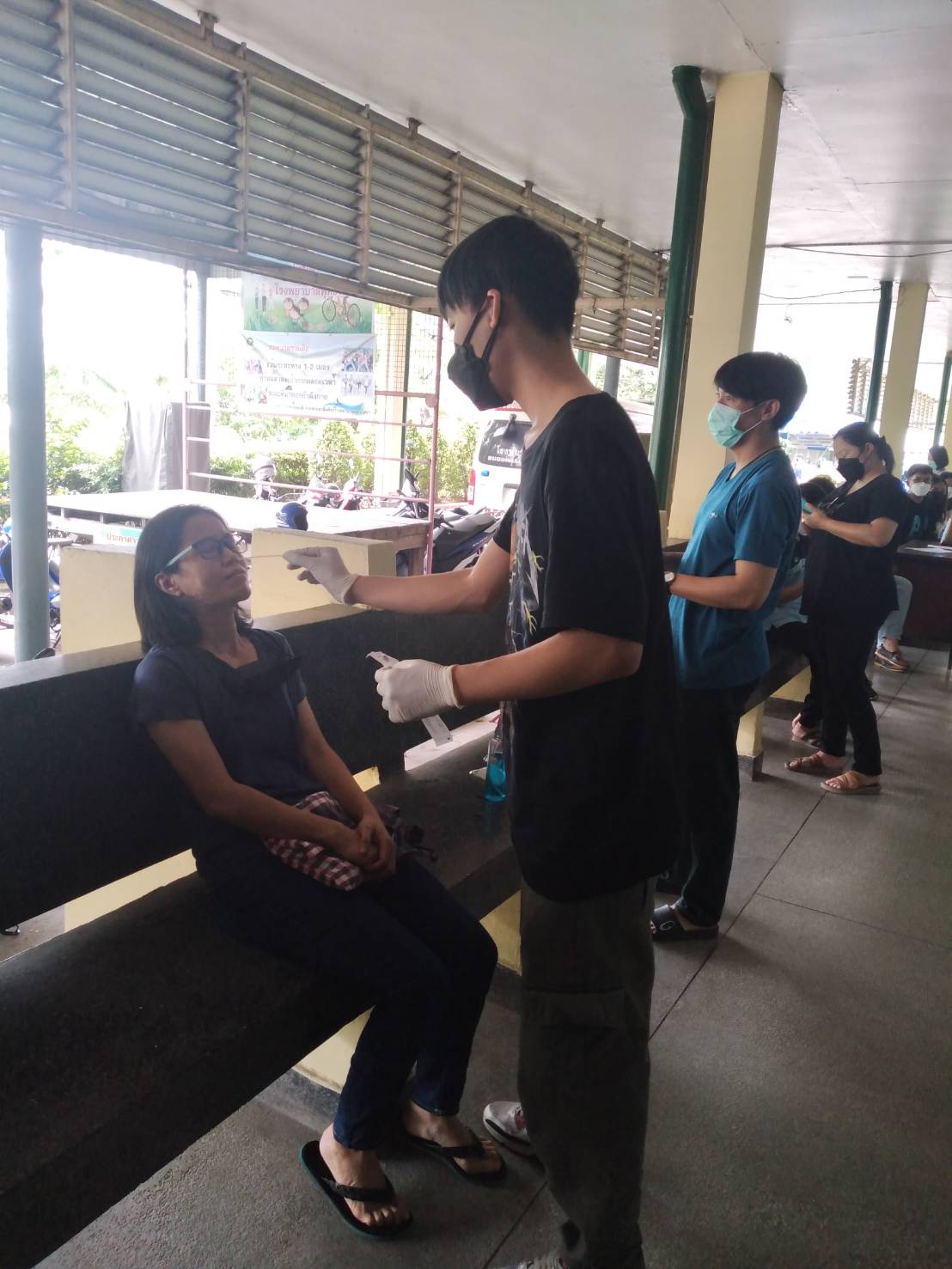 สำนักงานพัฒนาชุมชนจังหวัดฉะเชิงเทรา ร่วมตรวจเชิงรุกหาเชื้อโควิด ด้วย Antigen Test Kit กับโรงพยาบาลพุทธโสธร