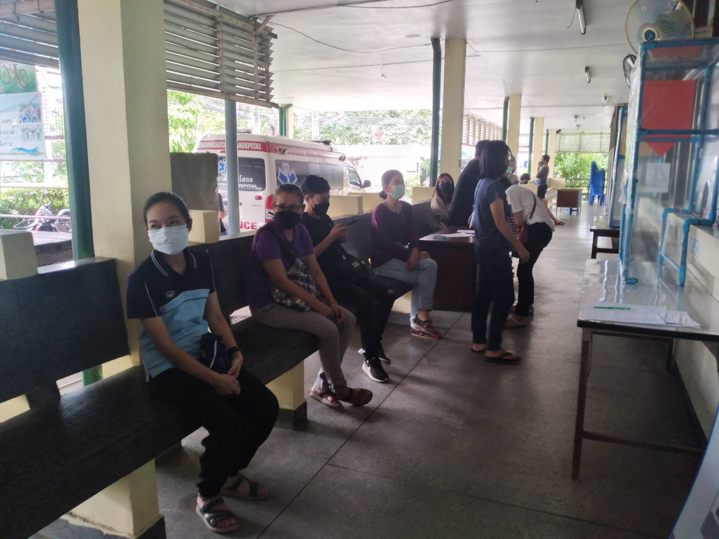 สำนักงานพัฒนาชุมชนจังหวัดฉะเชิงเทรา ร่วมตรวจเชิงรุกหาเชื้อโควิด ด้วย Antigen Test Kit กับโรงพยาบาลพุทธโสธร