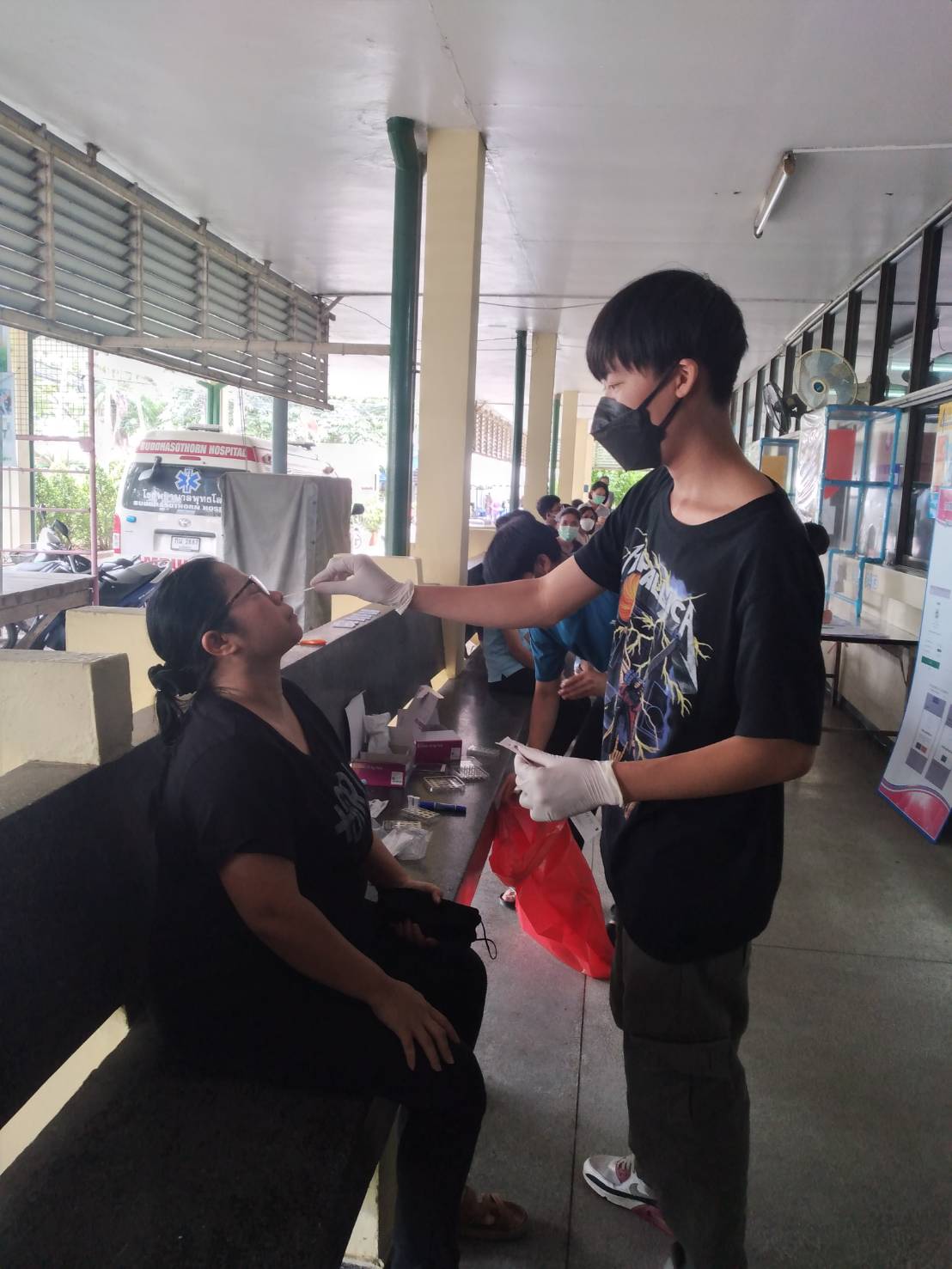 สำนักงานพัฒนาชุมชนจังหวัดฉะเชิงเทรา ร่วมตรวจเชิงรุกหาเชื้อโควิด ด้วย Antigen Test Kit กับโรงพยาบาลพุทธโสธร